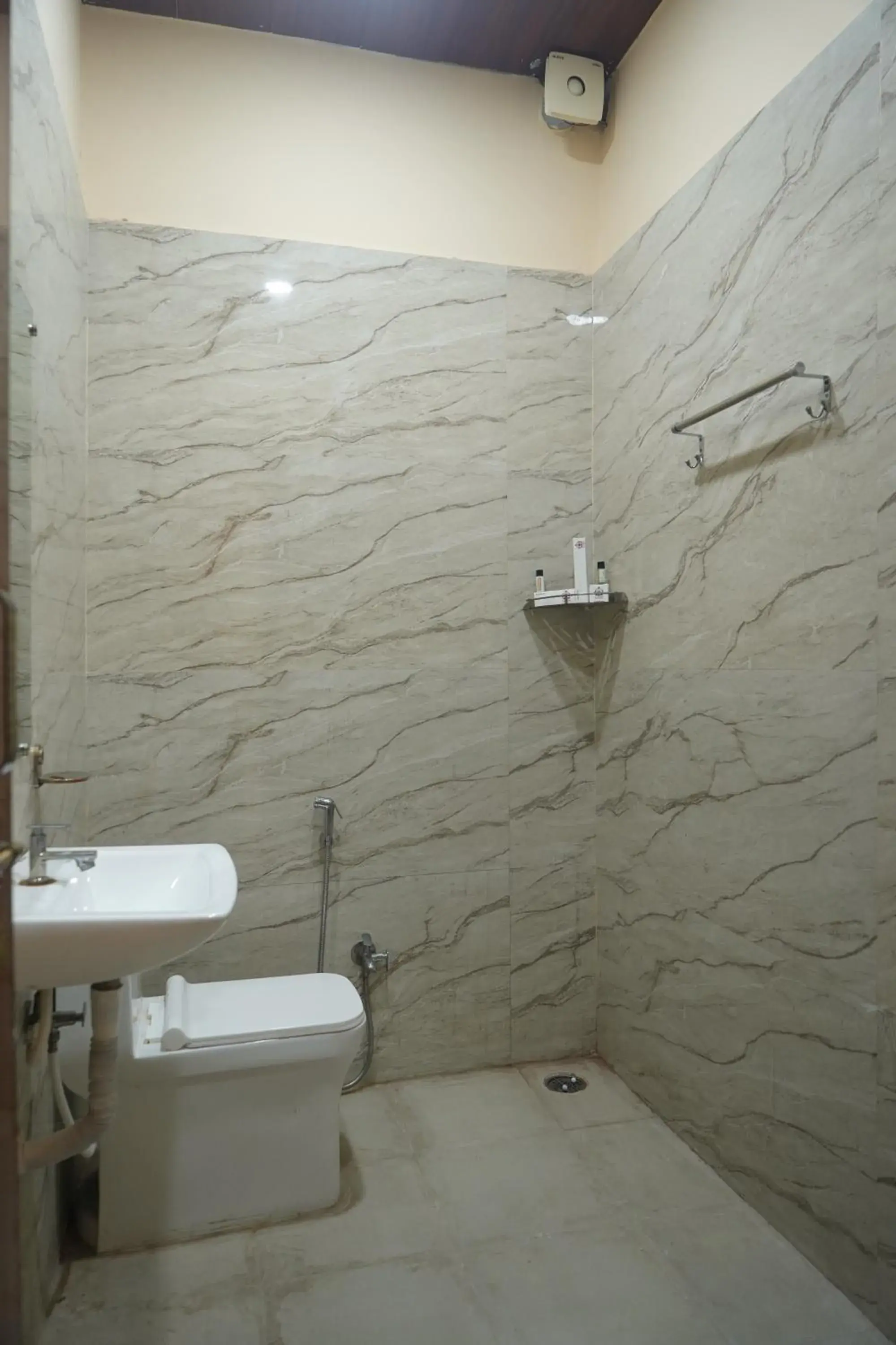 Deluxe Double Room in Raj Kamal Hotel & Garden Deluxe Double Room in Raj Kamal Hotel & Garden