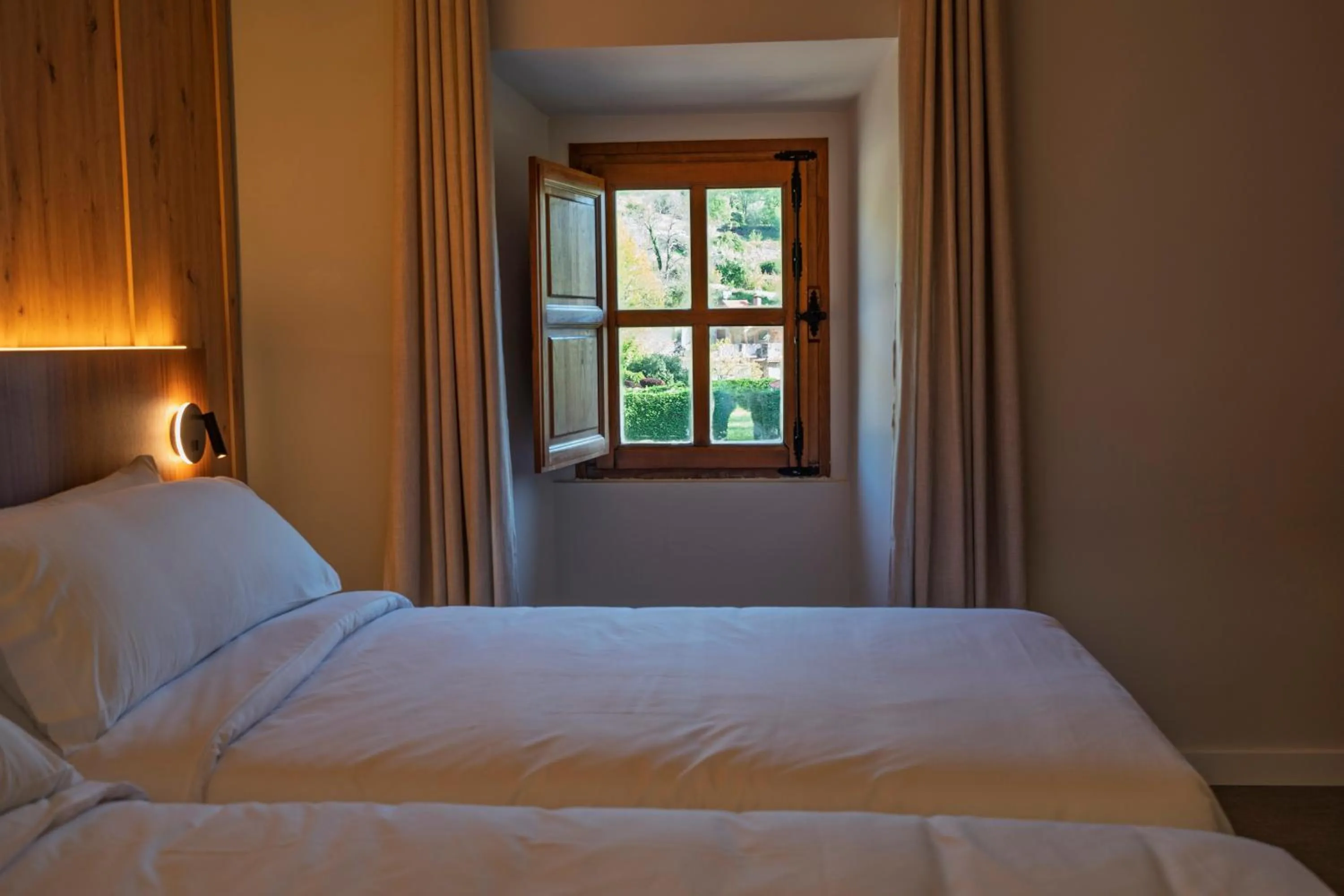 Bedroom, Bed in Hotel Valle del Ambroz