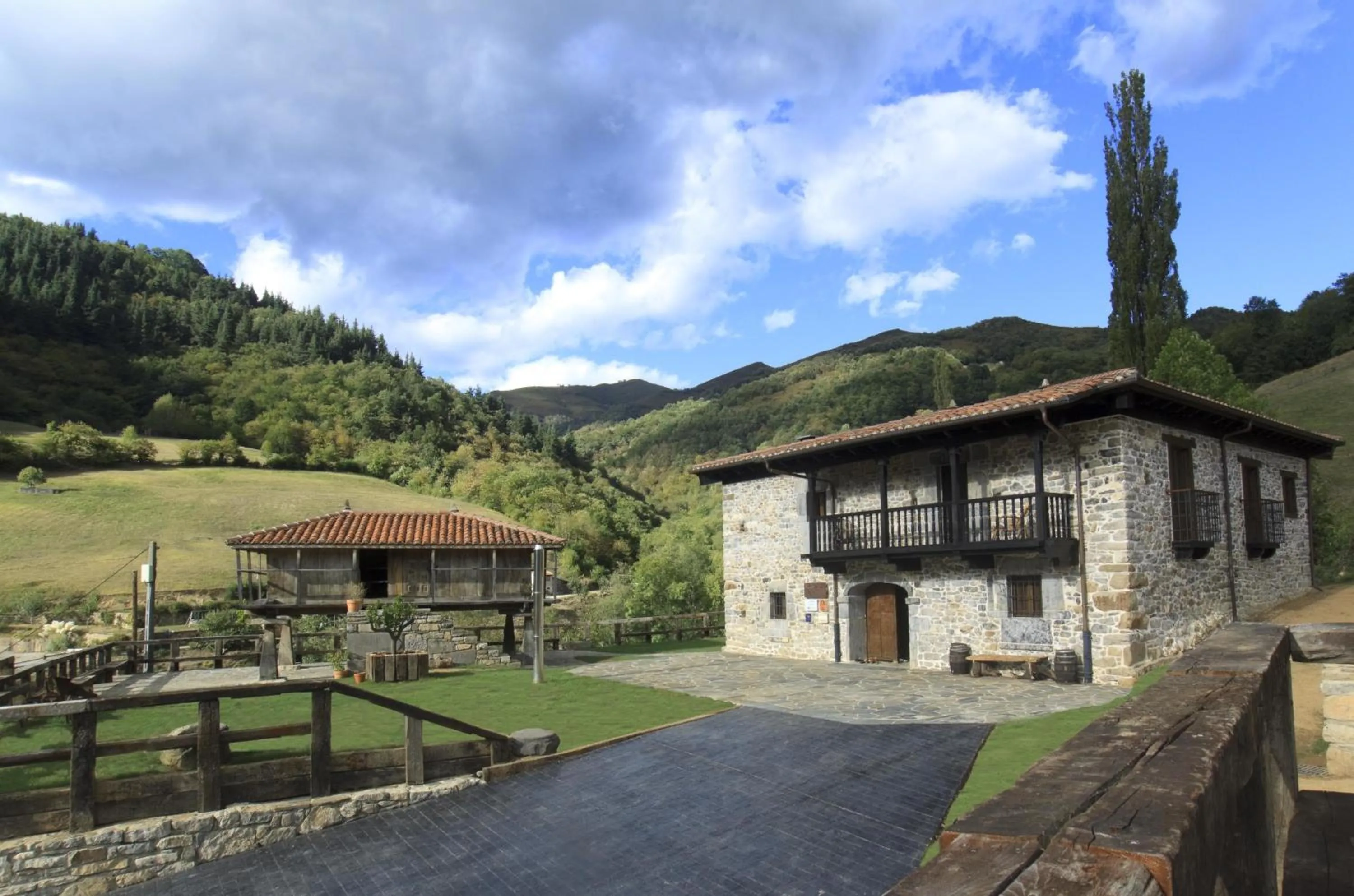 Property building in Casona de El Castañíu