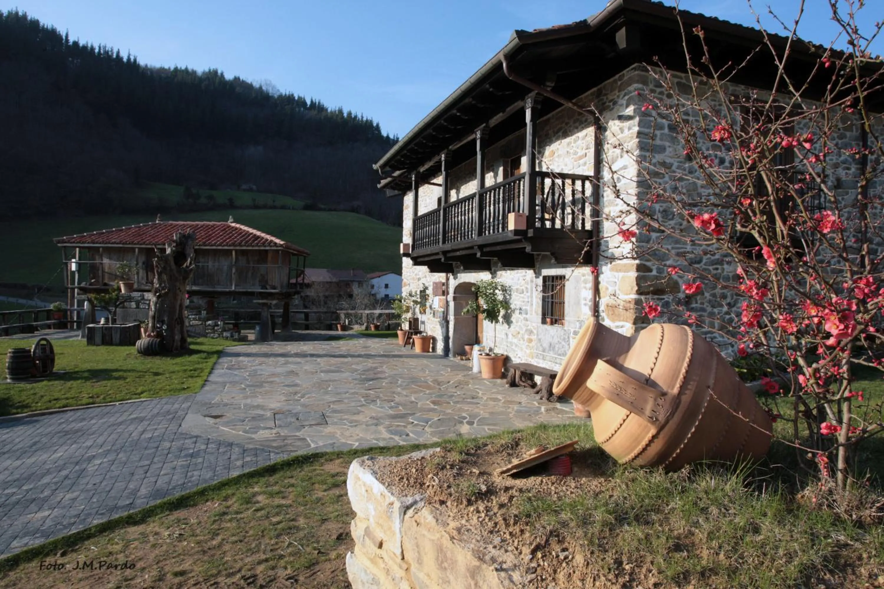 Facade/entrance in Casona de El Castañíu
