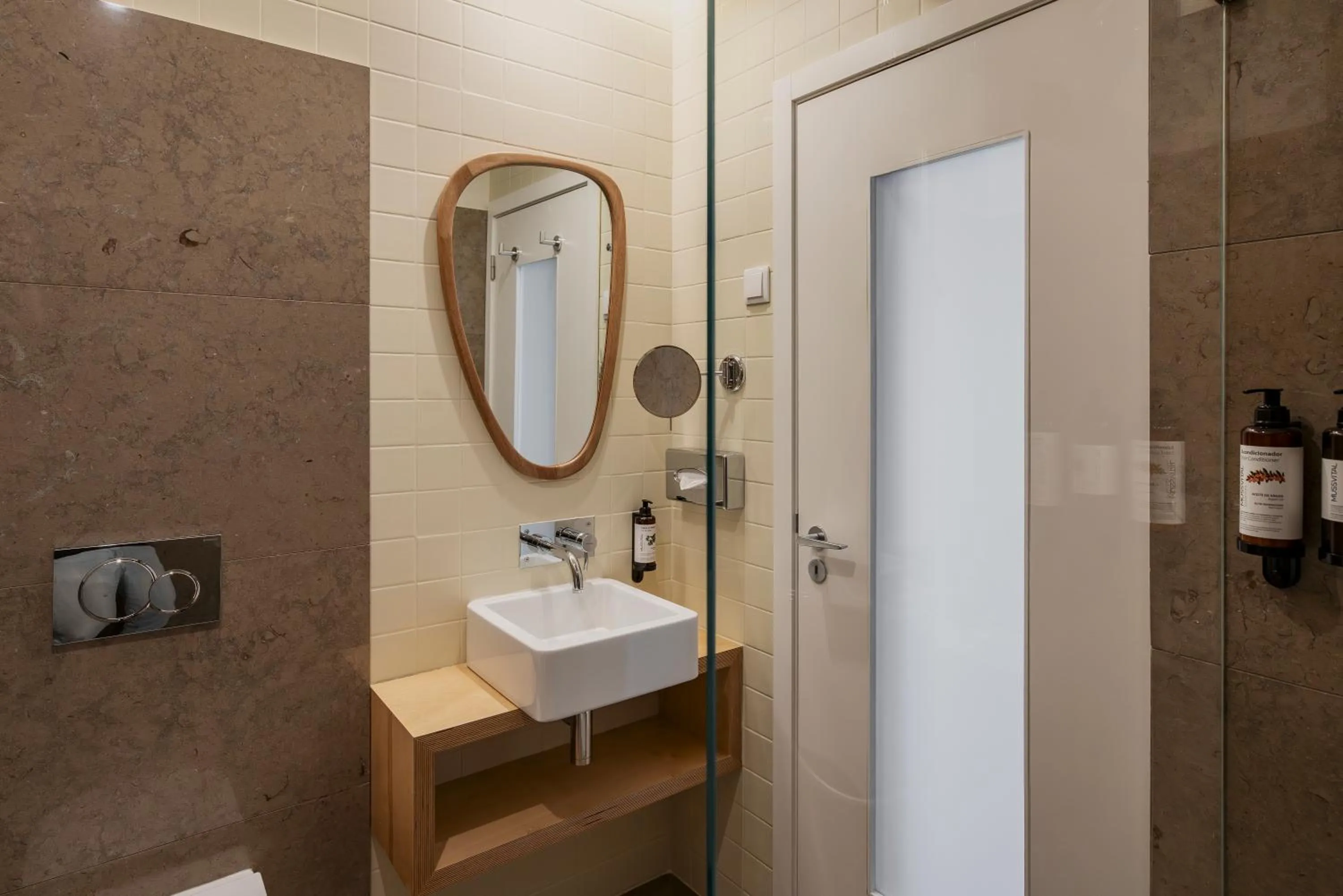 Shower in Vincci Baixa Suites Apartments