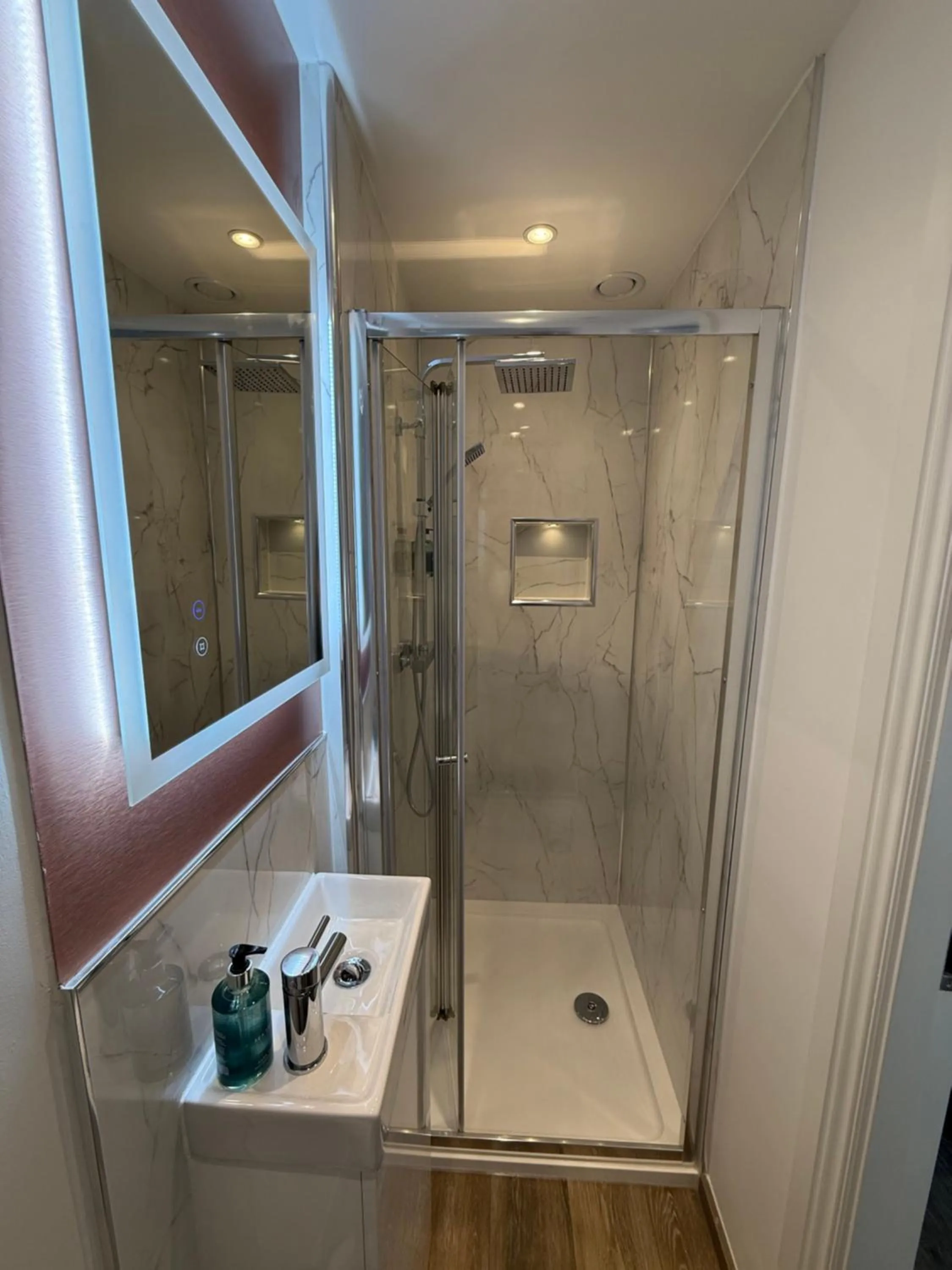 Shower in Linen Bank Residence - Aparthotel