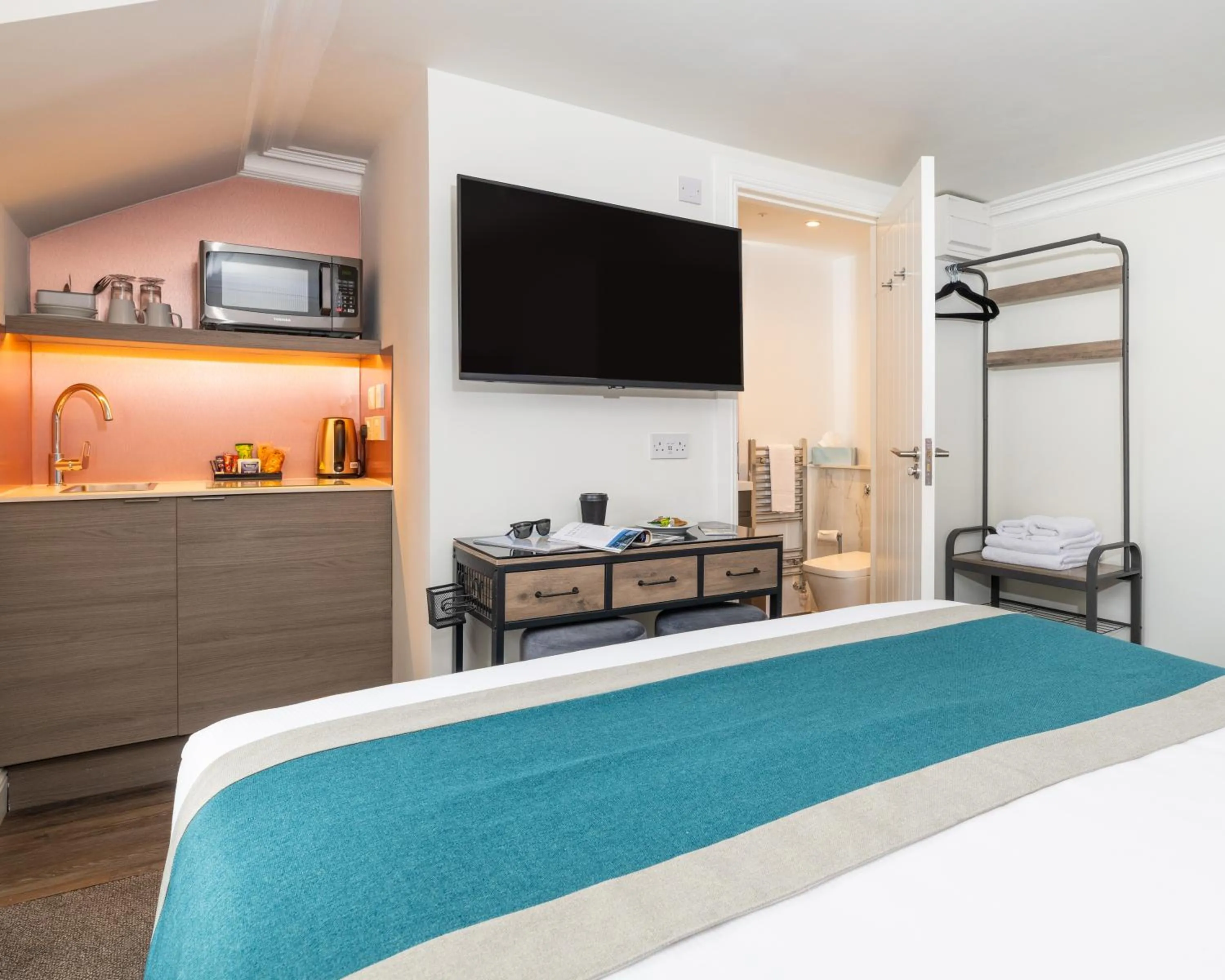 Kitchen or kitchenette, Bed in Linen Bank Residence - Aparthotel