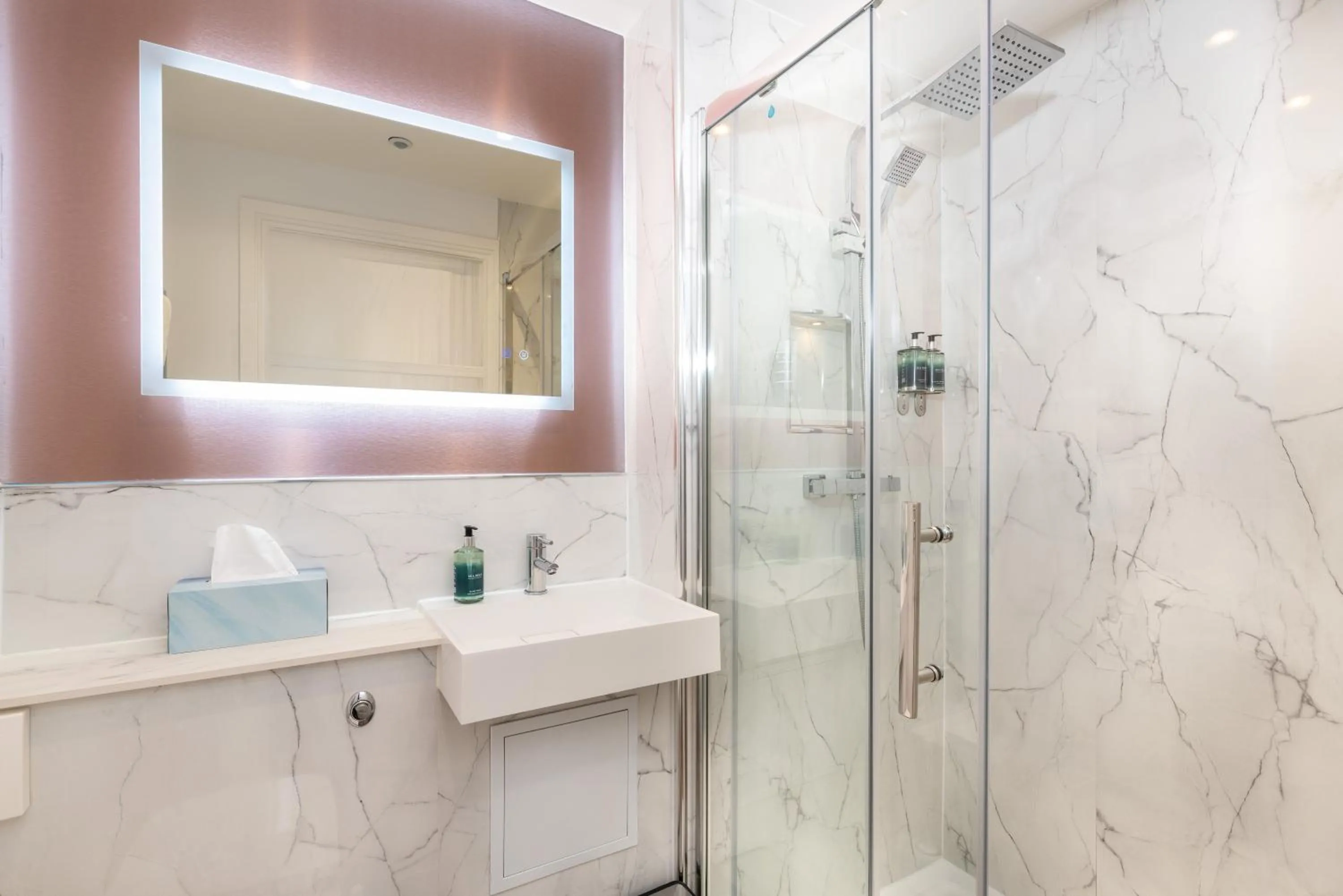 Shower in Linen Bank Residence - Aparthotel