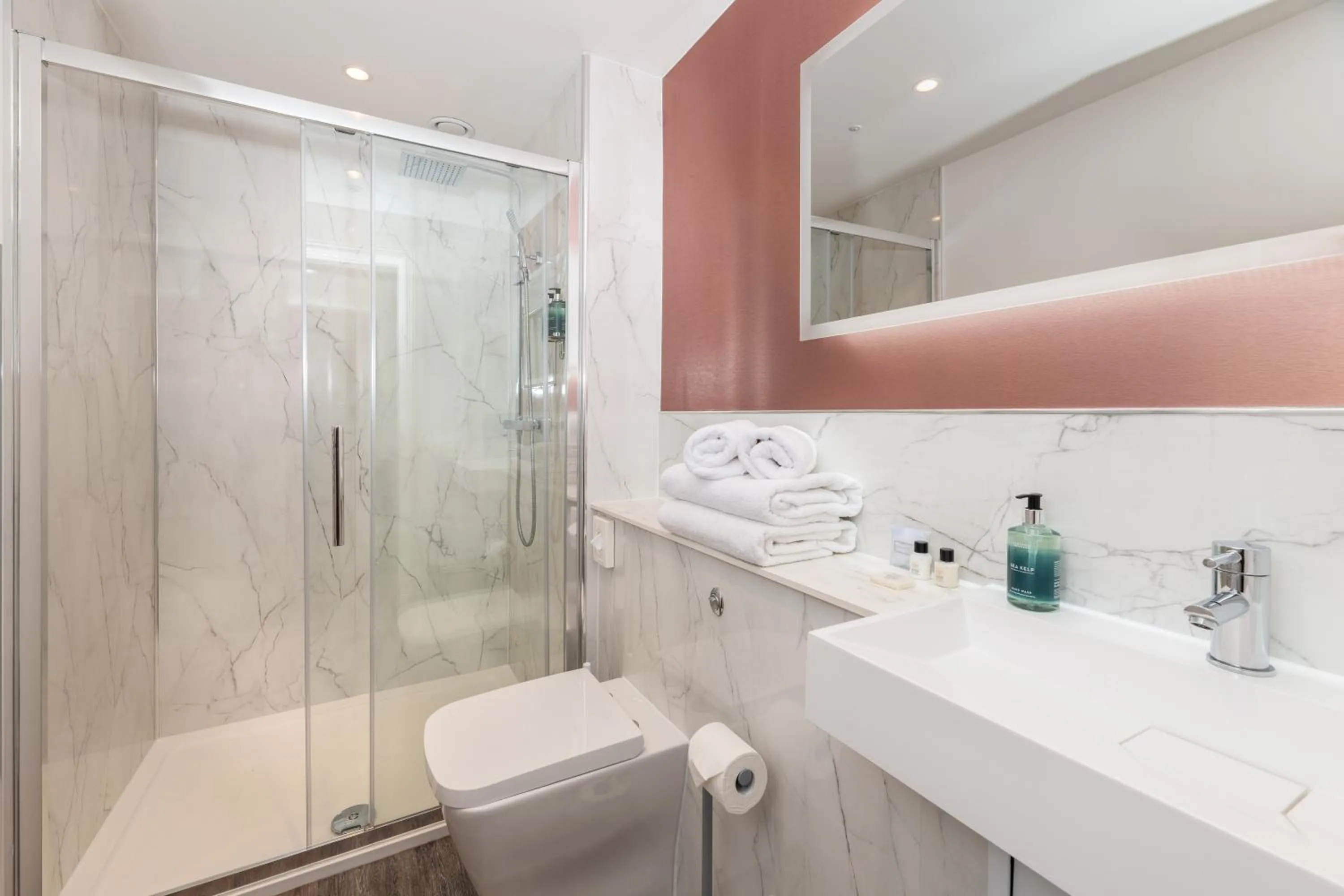 Shower in Linen Bank Residence - Aparthotel