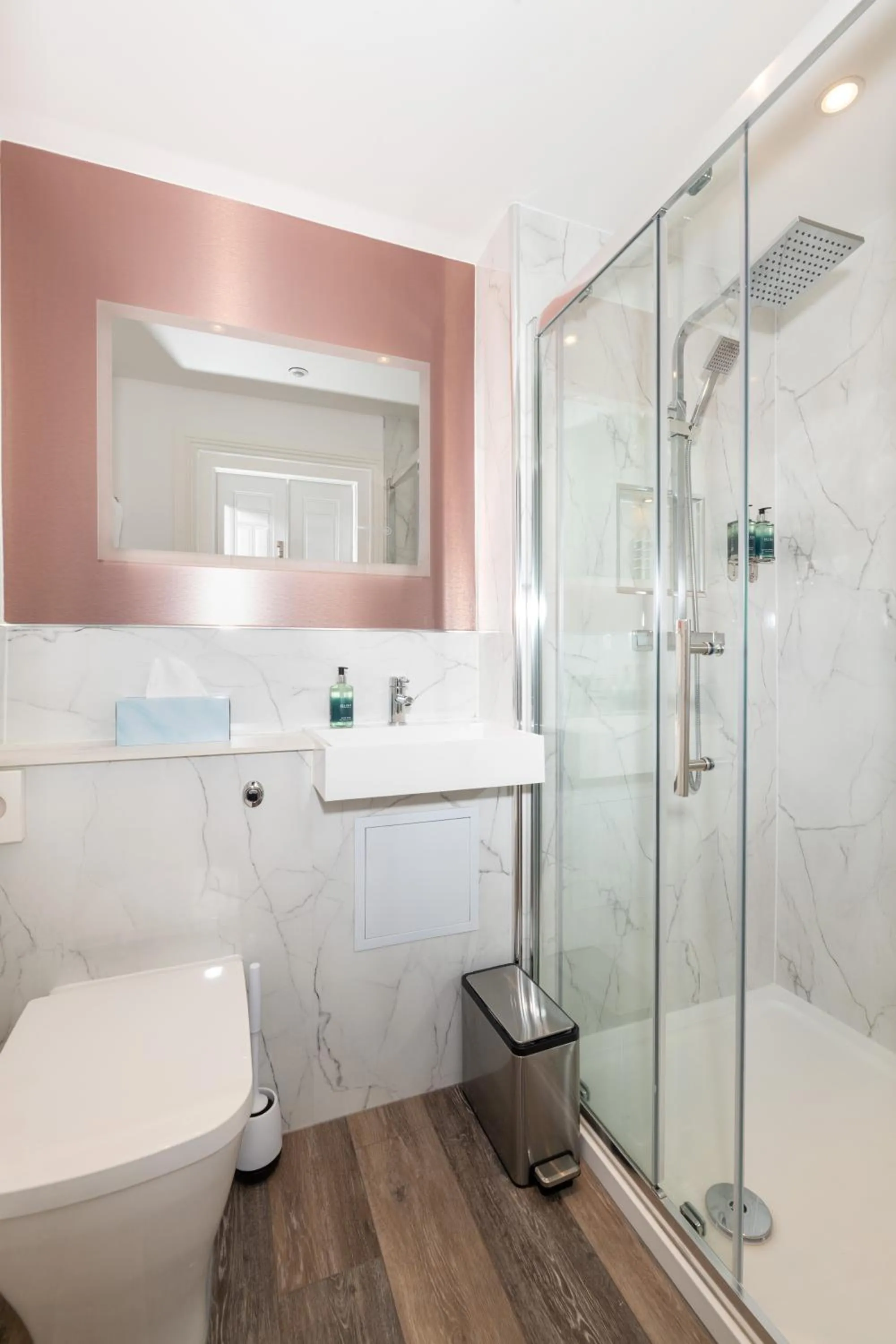 Shower in Linen Bank Residence - Aparthotel