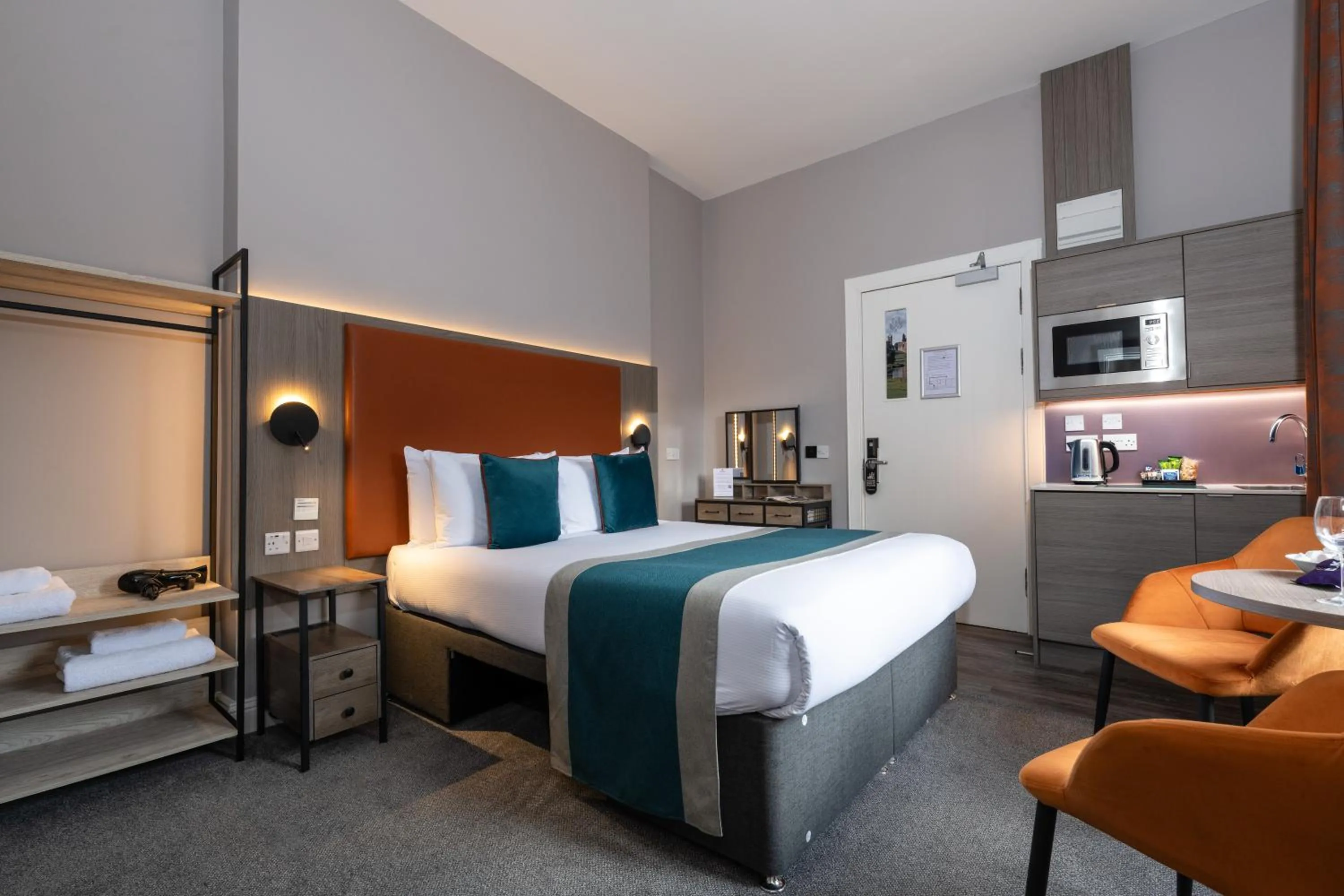 Kitchen or kitchenette, Bed in Linen Bank Residence - Aparthotel