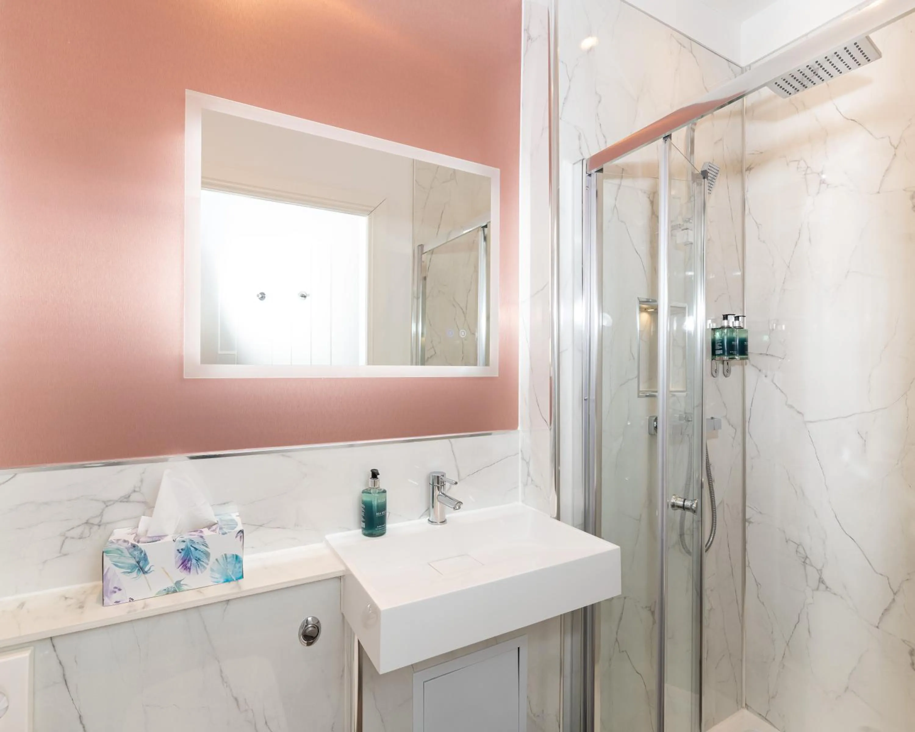 Shower in Linen Bank Residence - Aparthotel