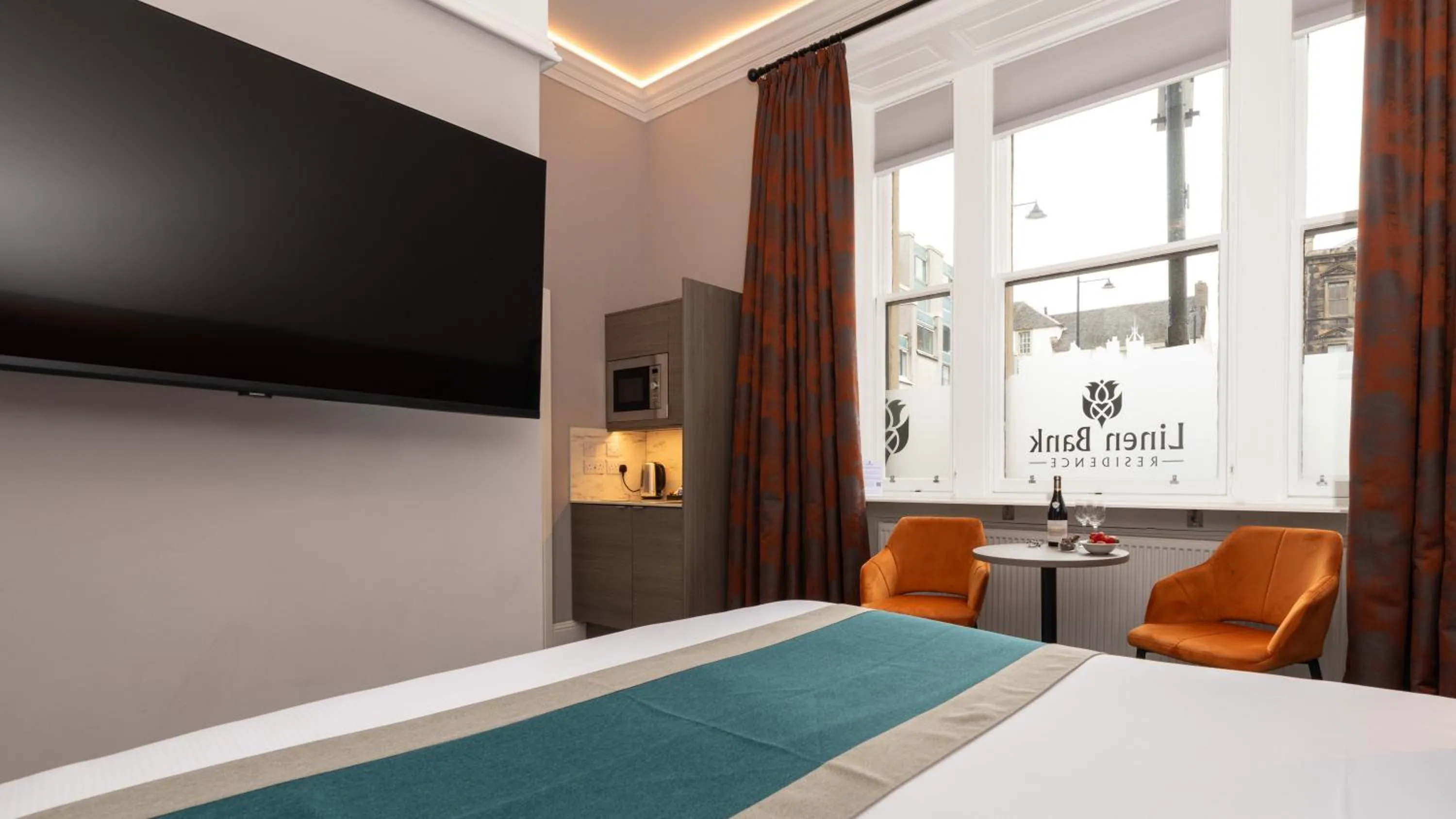 Kitchen or kitchenette, Bed in Linen Bank Residence - Aparthotel