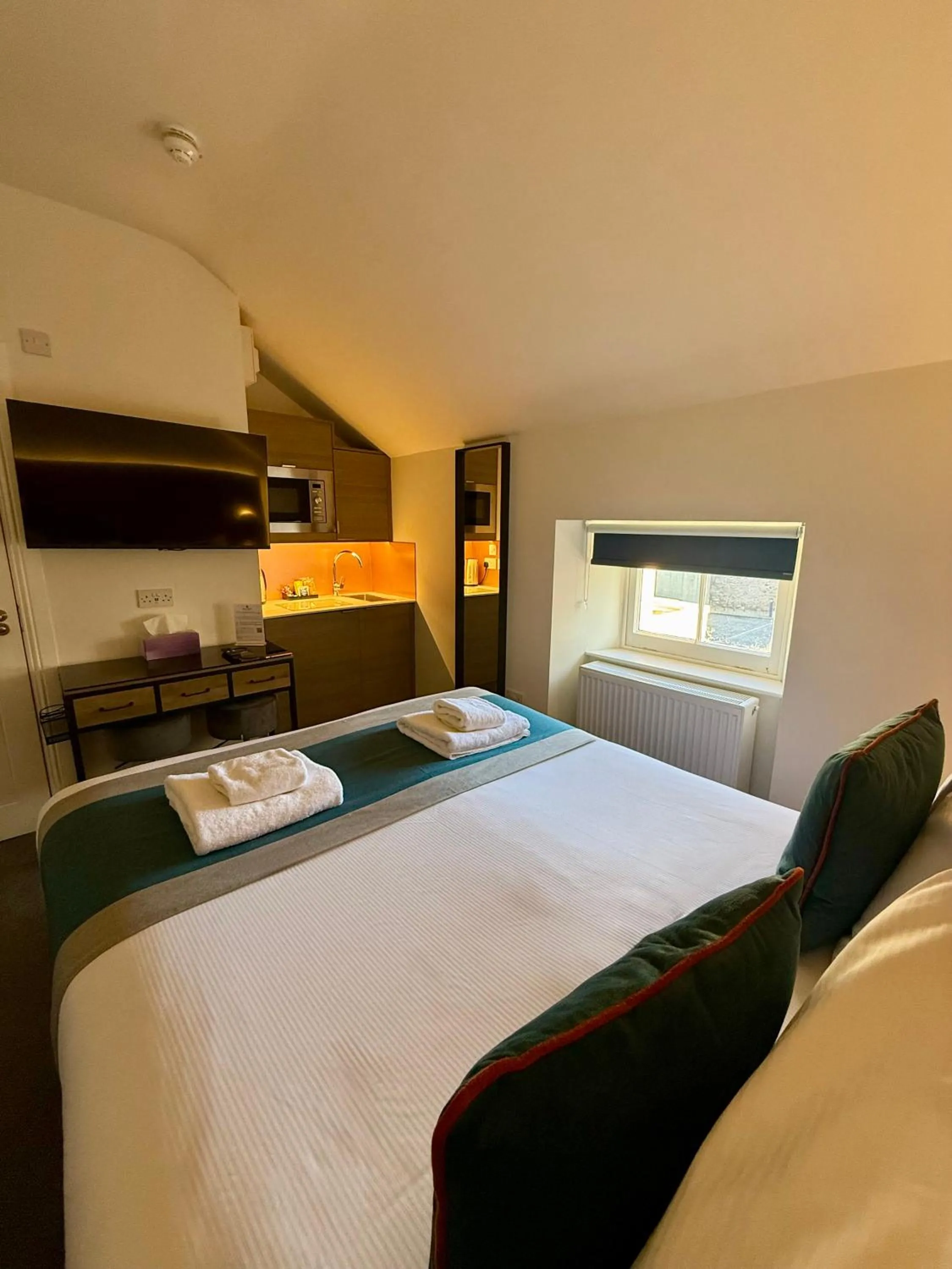 Kitchen or kitchenette, Bed in Linen Bank Residence - Aparthotel