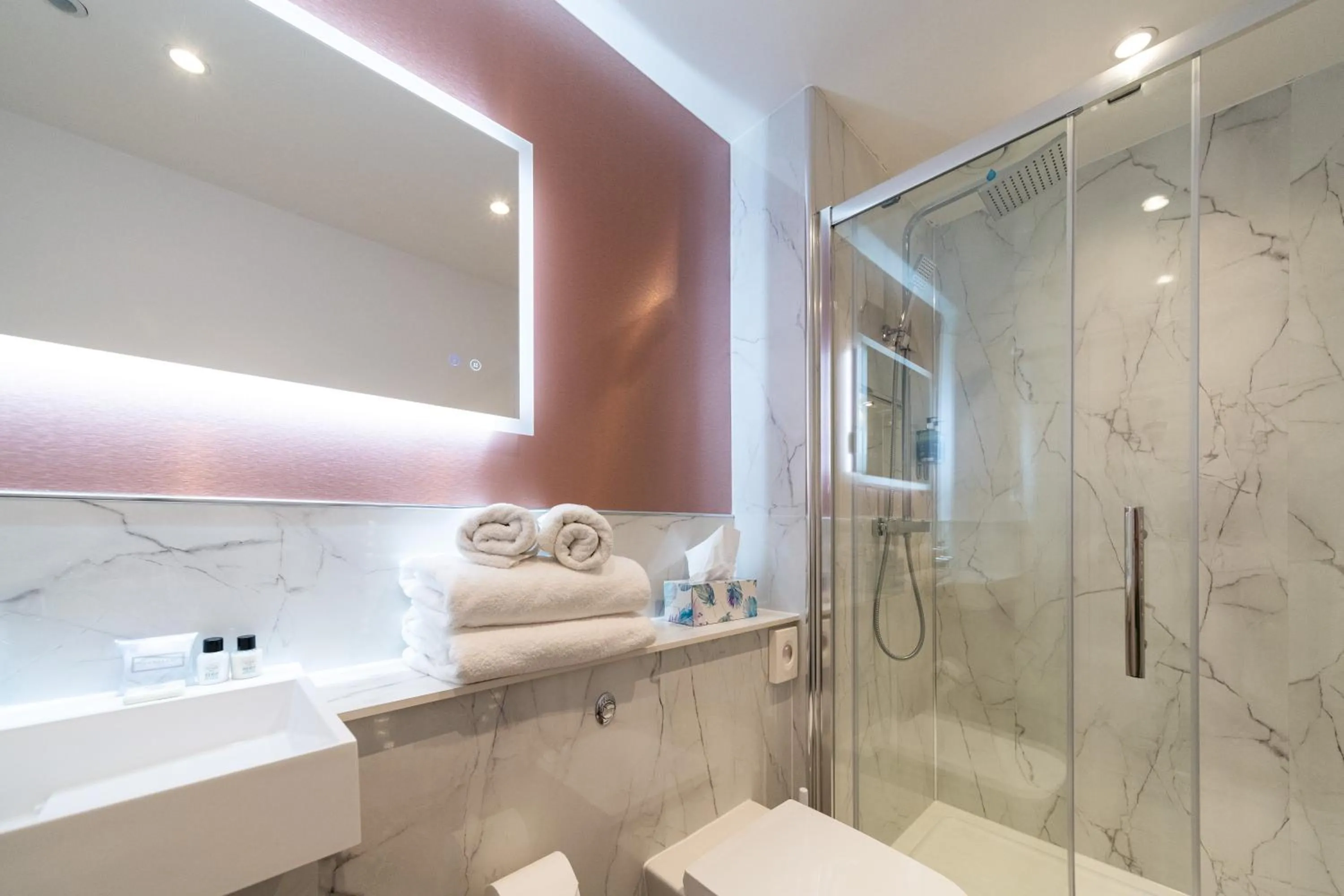 Shower in Linen Bank Residence - Aparthotel