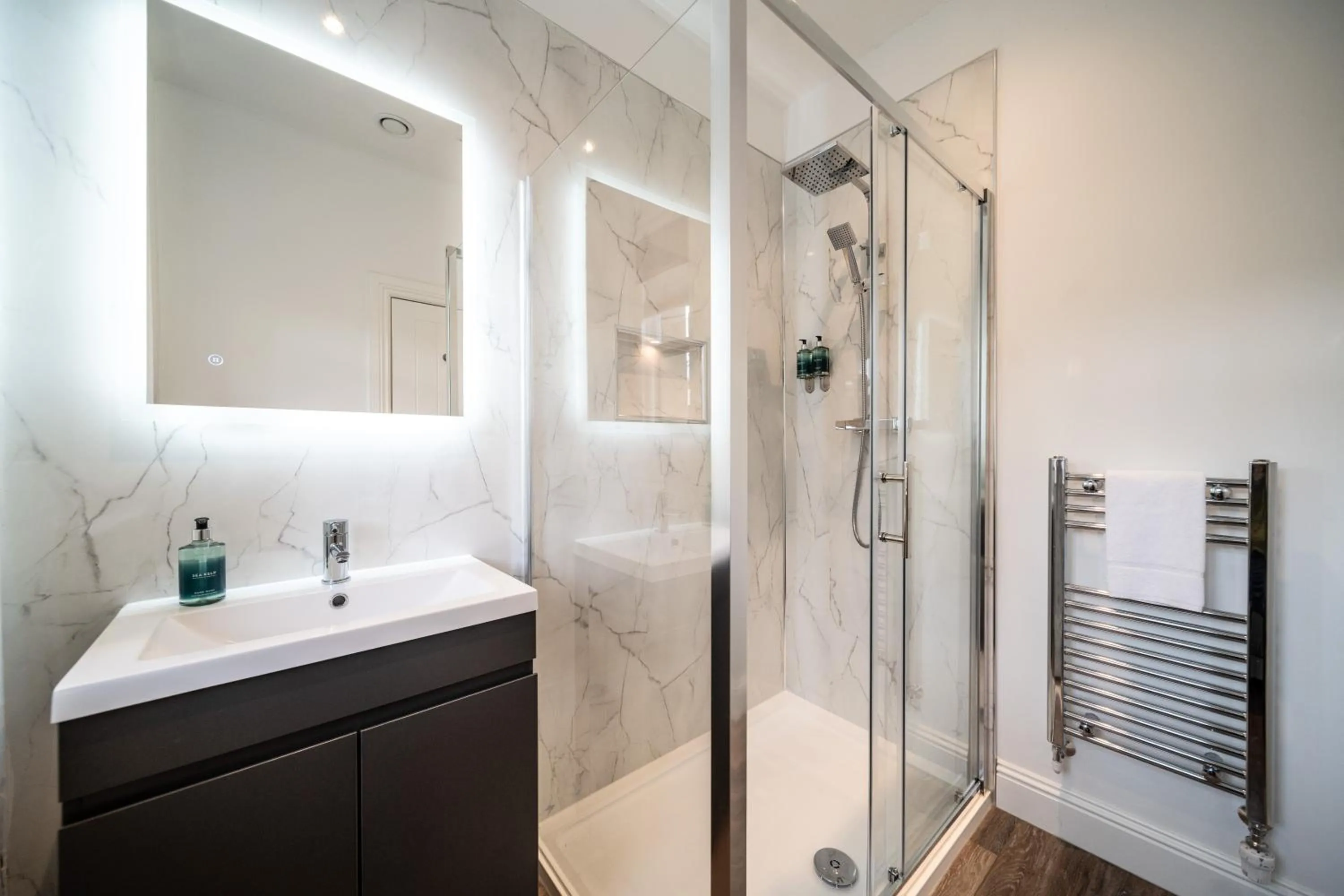 Shower in Linen Bank Residence - Aparthotel