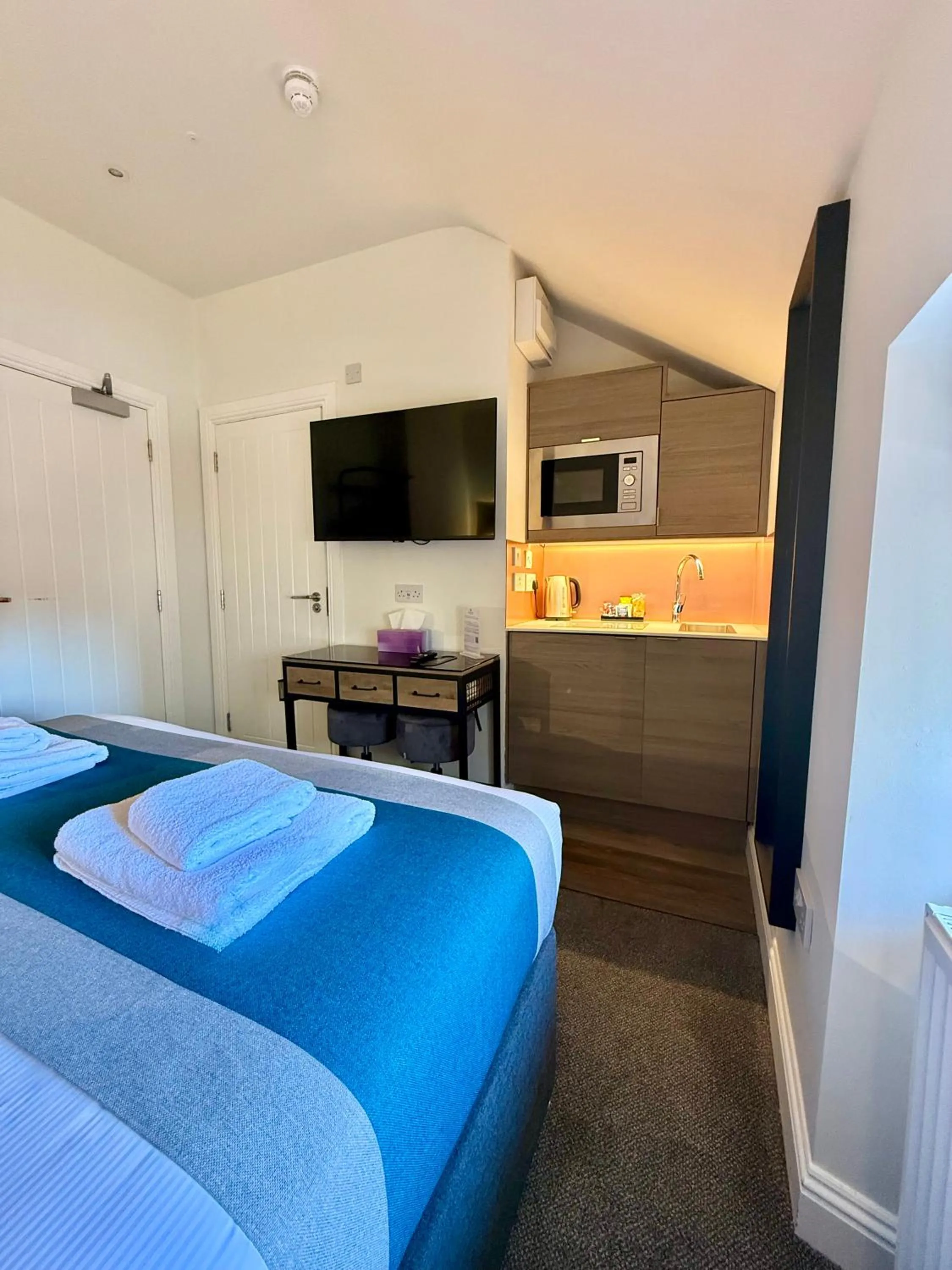 Kitchen or kitchenette, Bed in Linen Bank Residence - Aparthotel