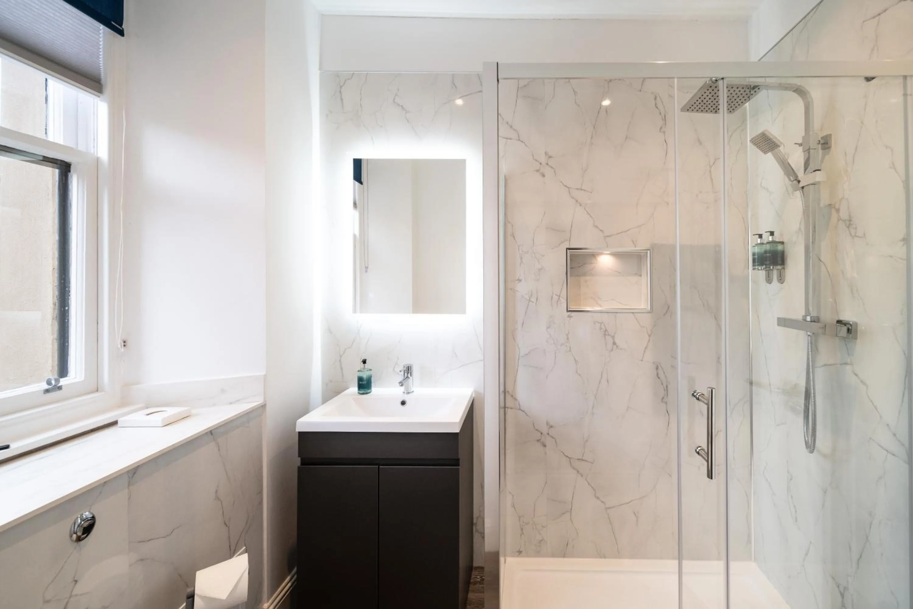 Shower in Linen Bank Residence - Aparthotel