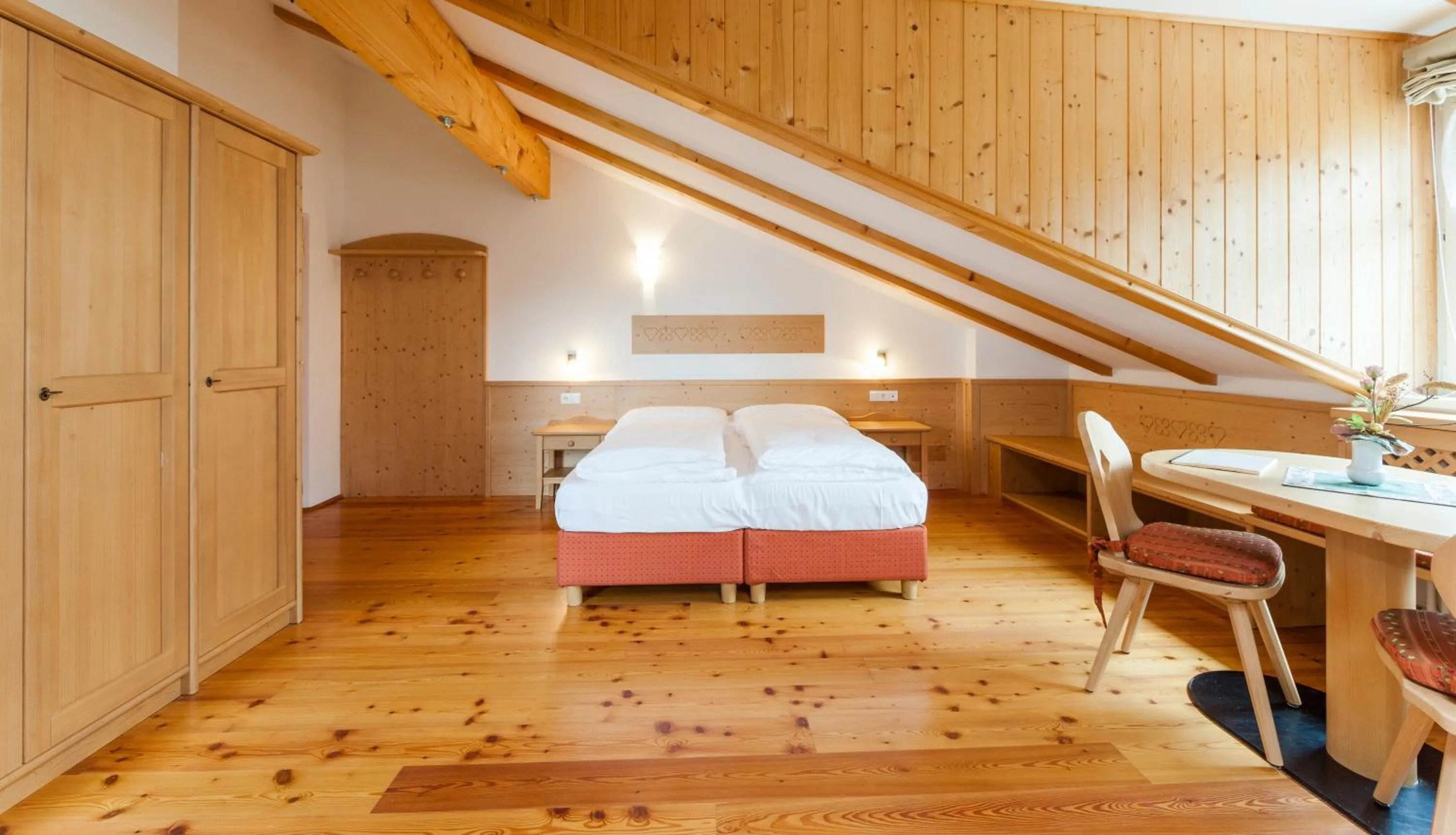 Seating area, Bed in Berggasthof Locanda Alpina Dorfner