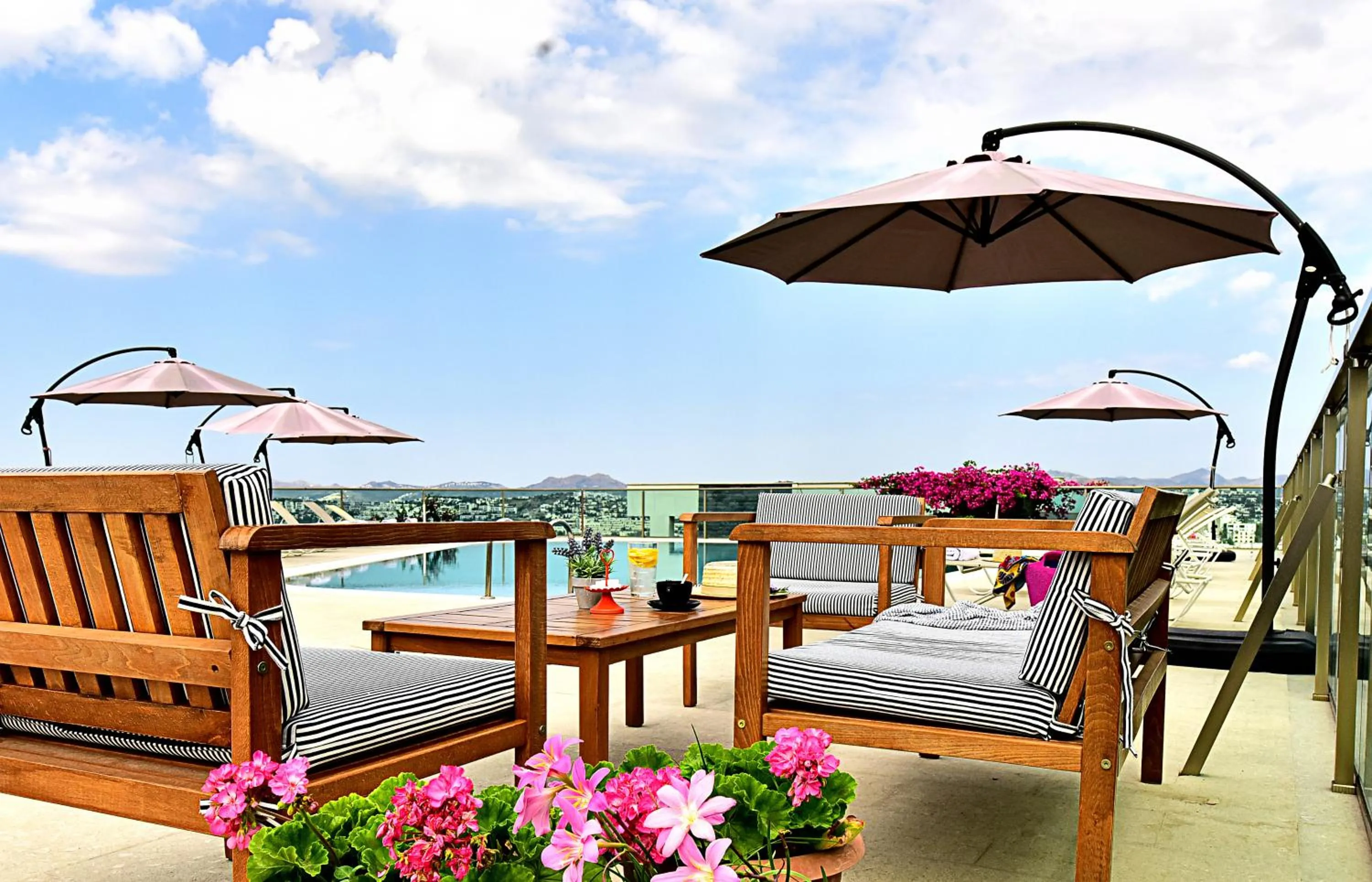 Swimming pool in Degirmenburnu Residence