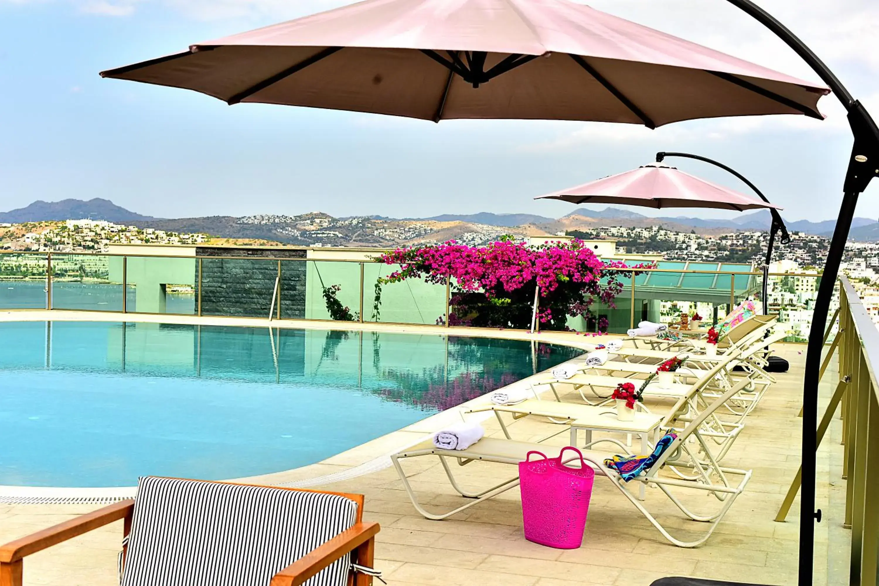 Pool view in Degirmenburnu Residence Pool view in Degirmenburnu Residence