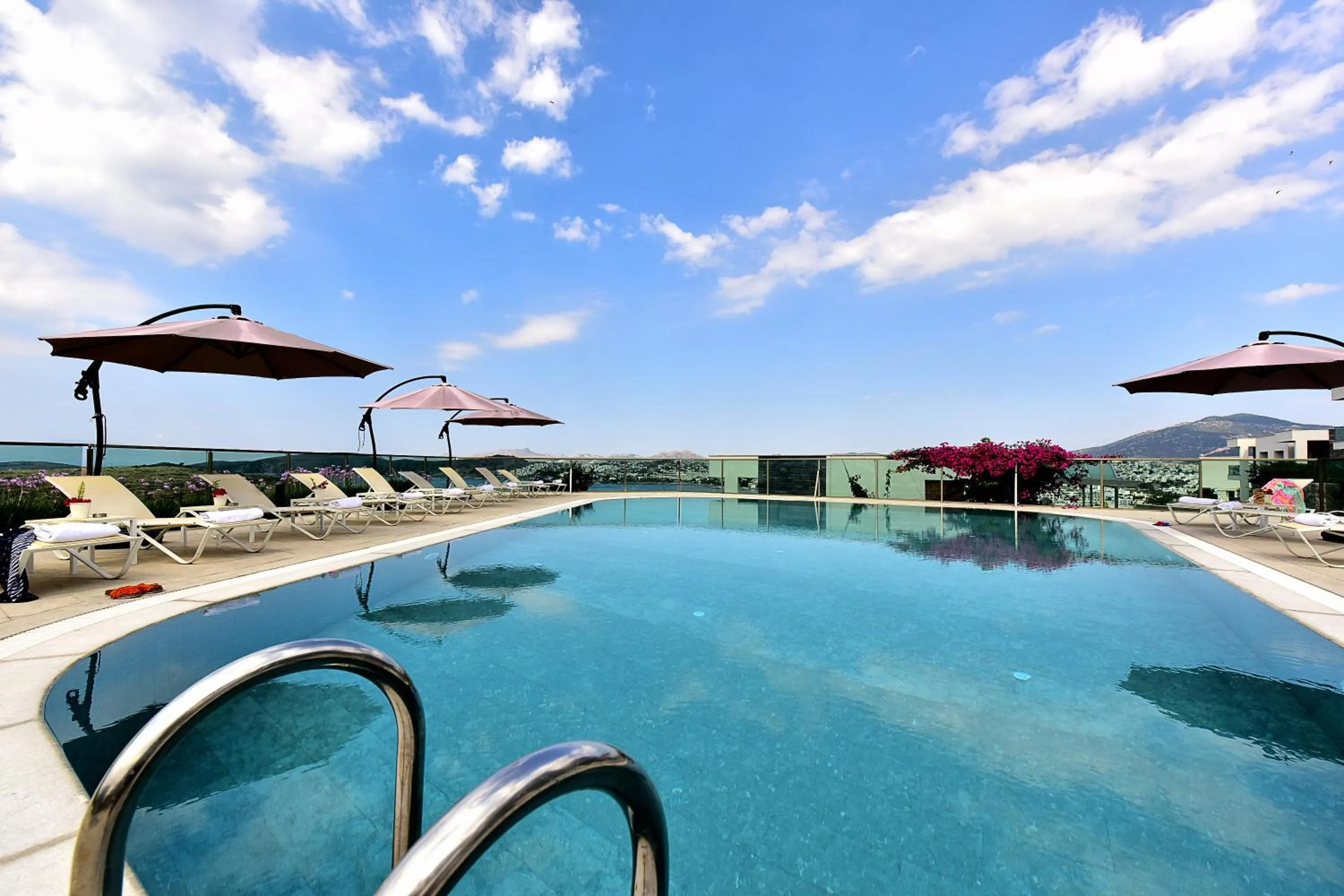 Swimming pool in Degirmenburnu Residence