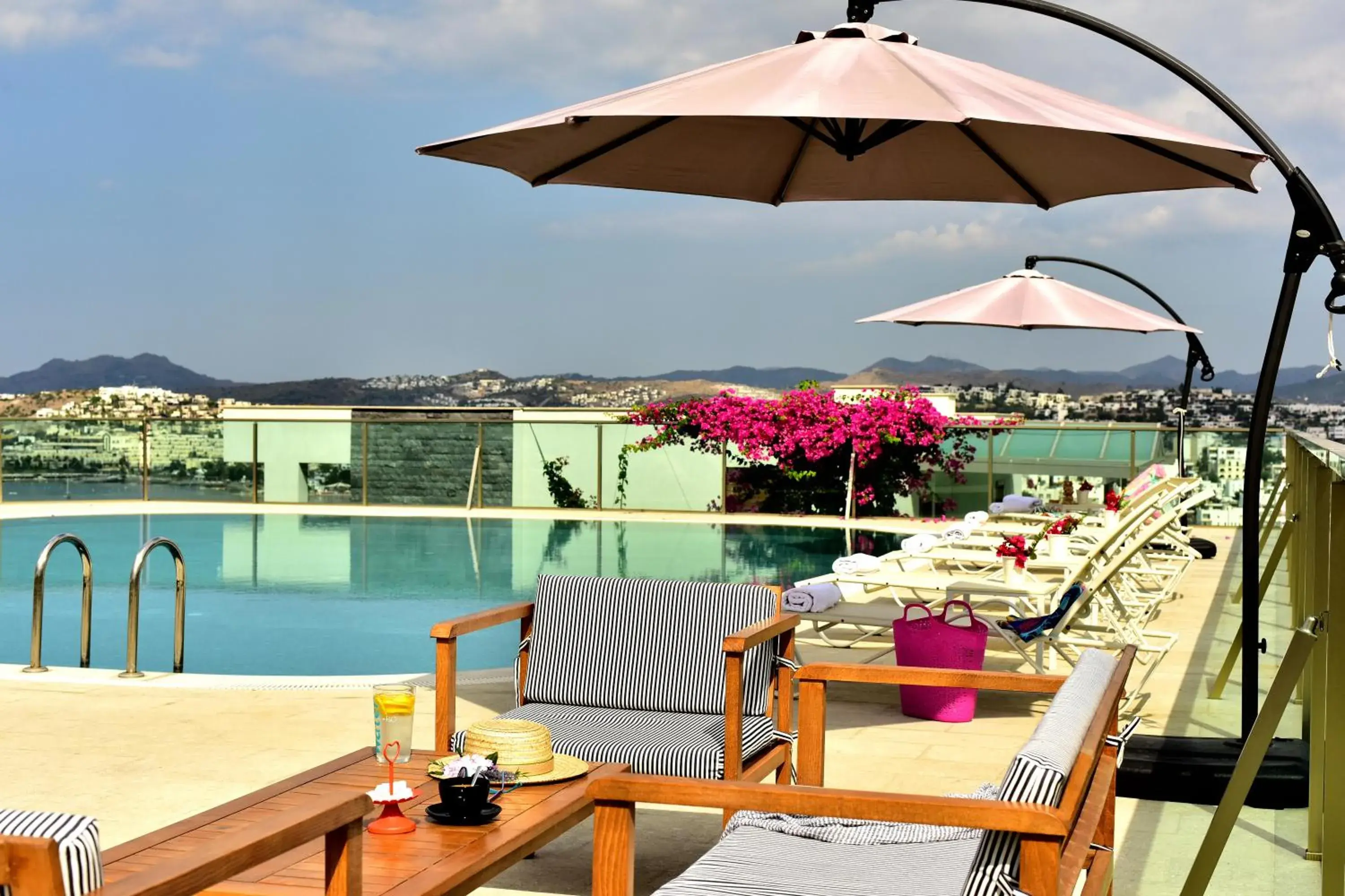 Pool view in Degirmenburnu Residence Pool view in Degirmenburnu Residence