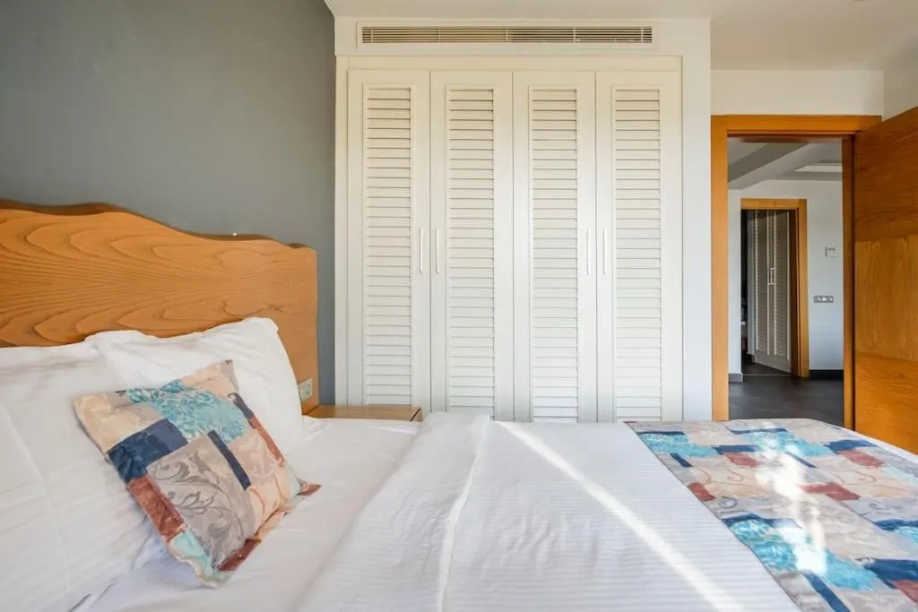 Bed in Degirmenburnu Residence