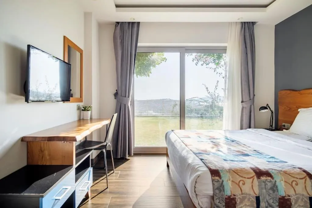 Bed in Degirmenburnu Residence