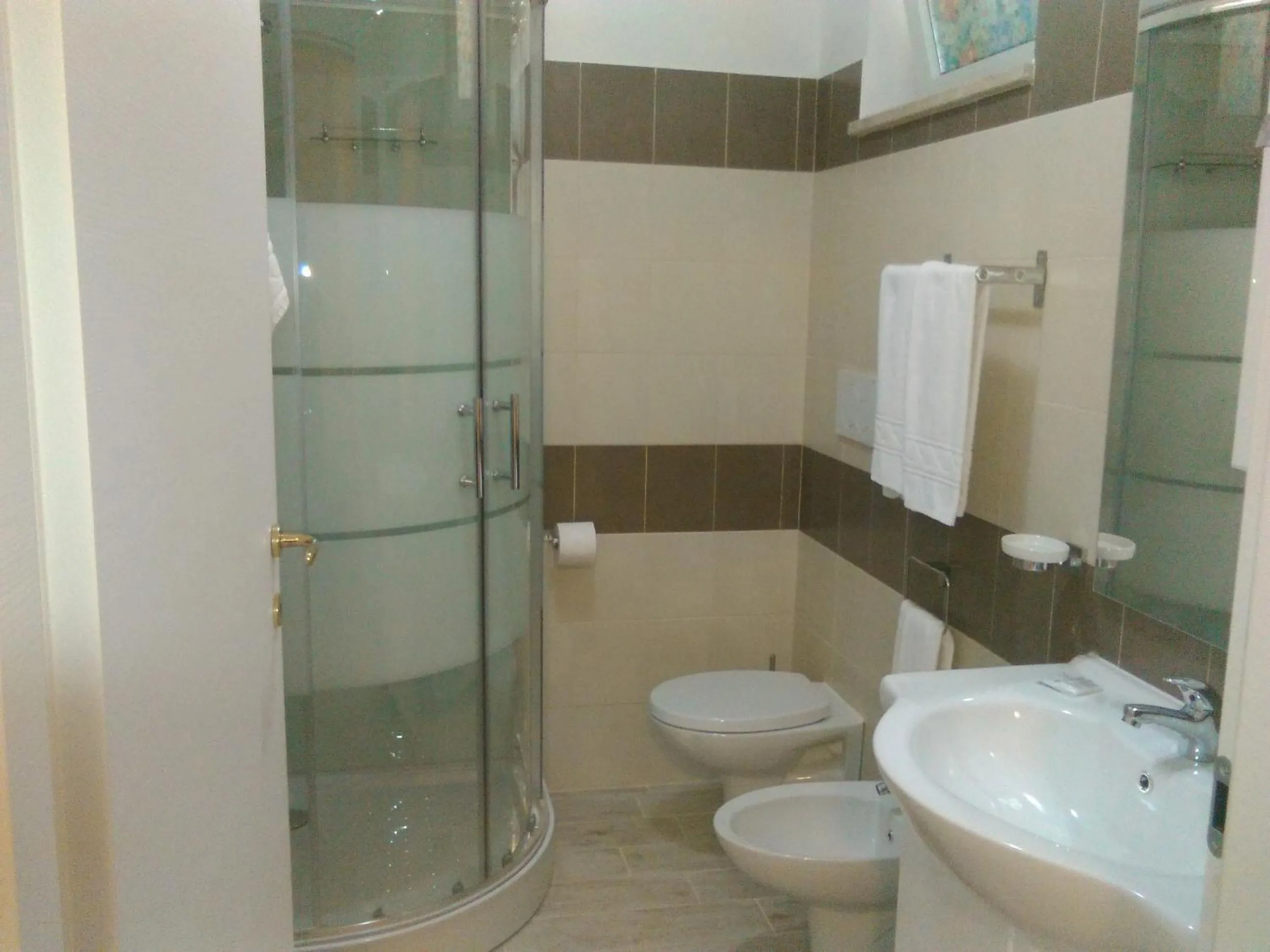 Shower in Le Tre Rose Bed & Breakfast