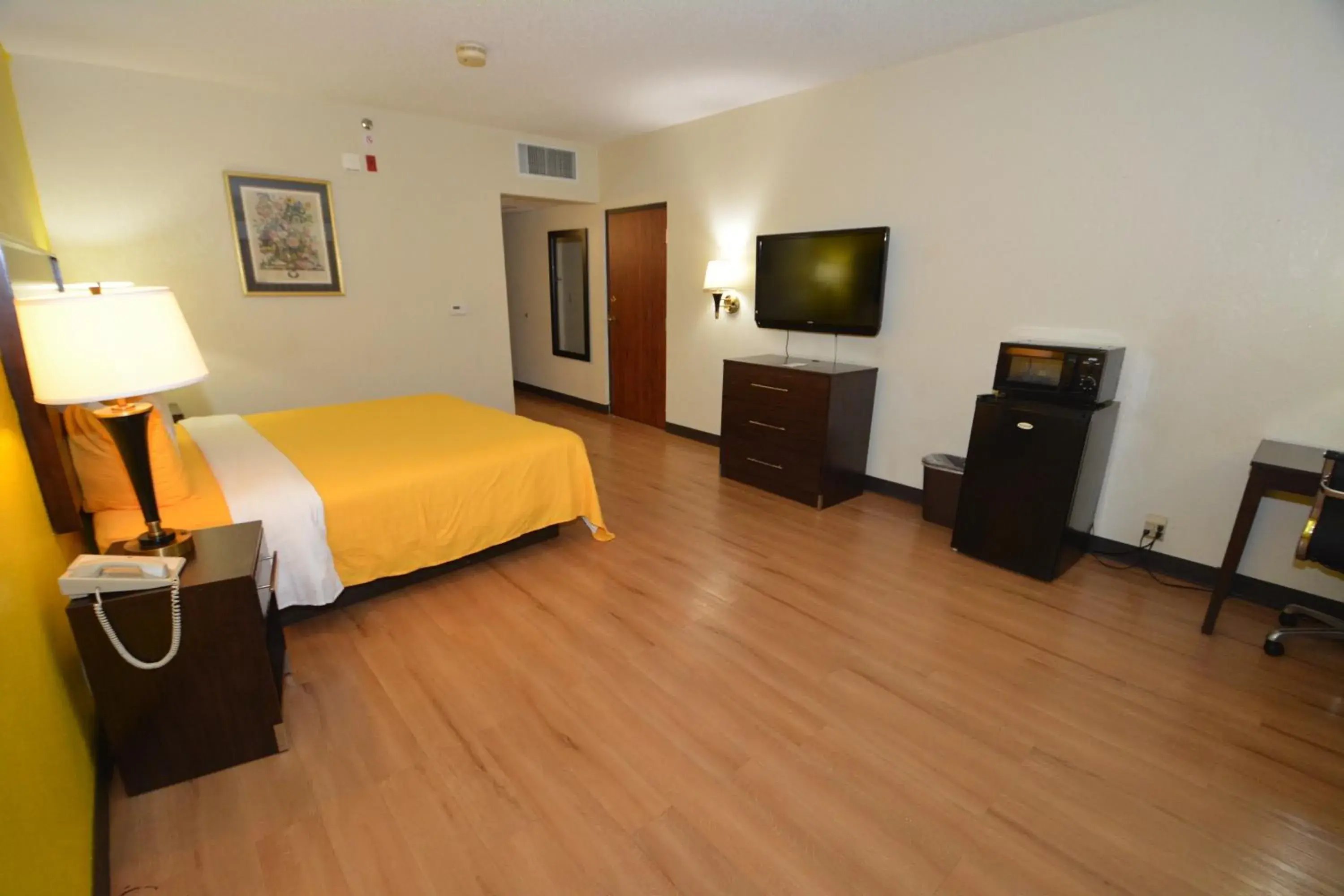 Superior King Room - single occupancy in Golden Hotel and Conference Center Superior King Room - single occupancy in Golden Hotel and Conference Center