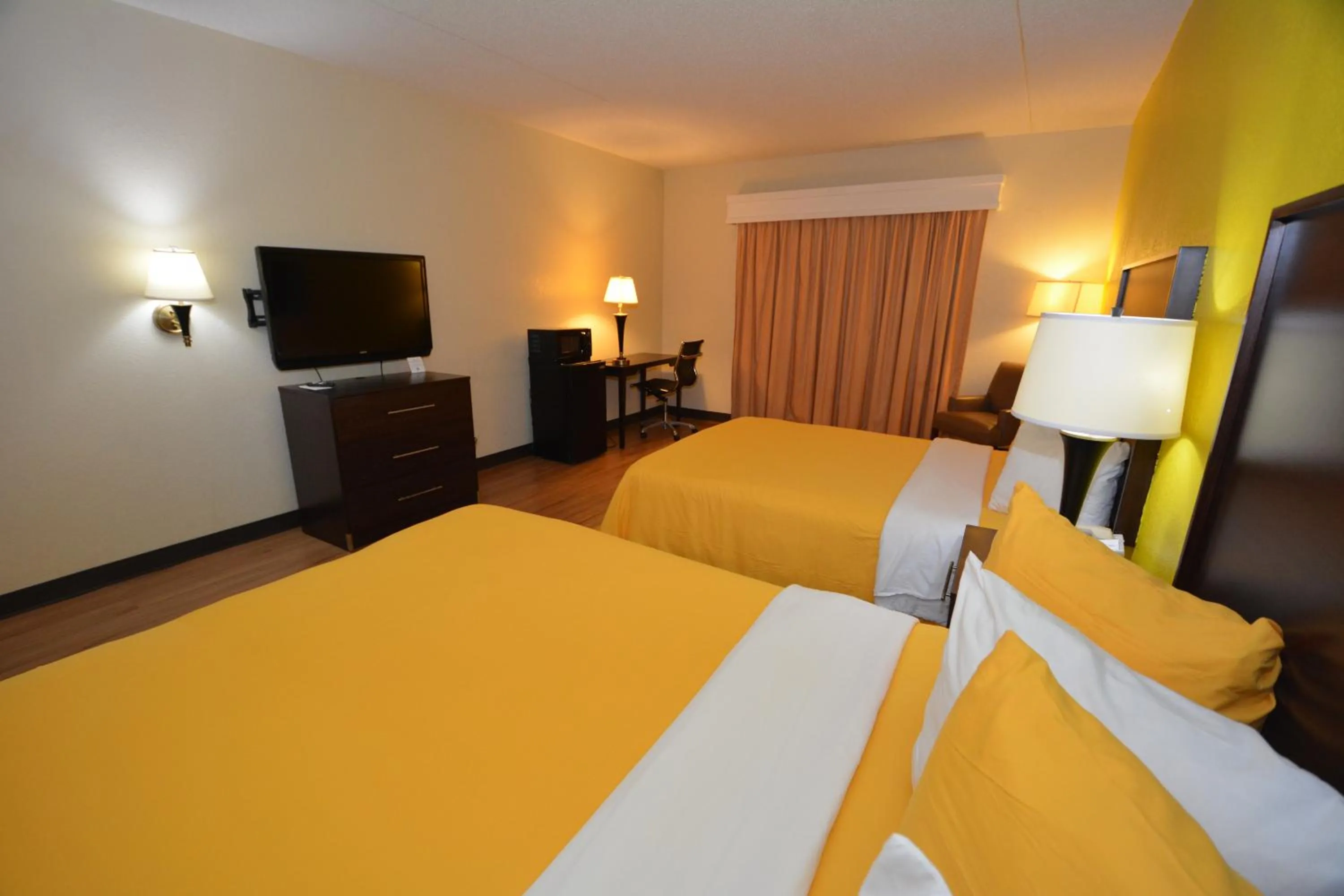 Deluxe Queen Room in Golden Hotel and Conference Center