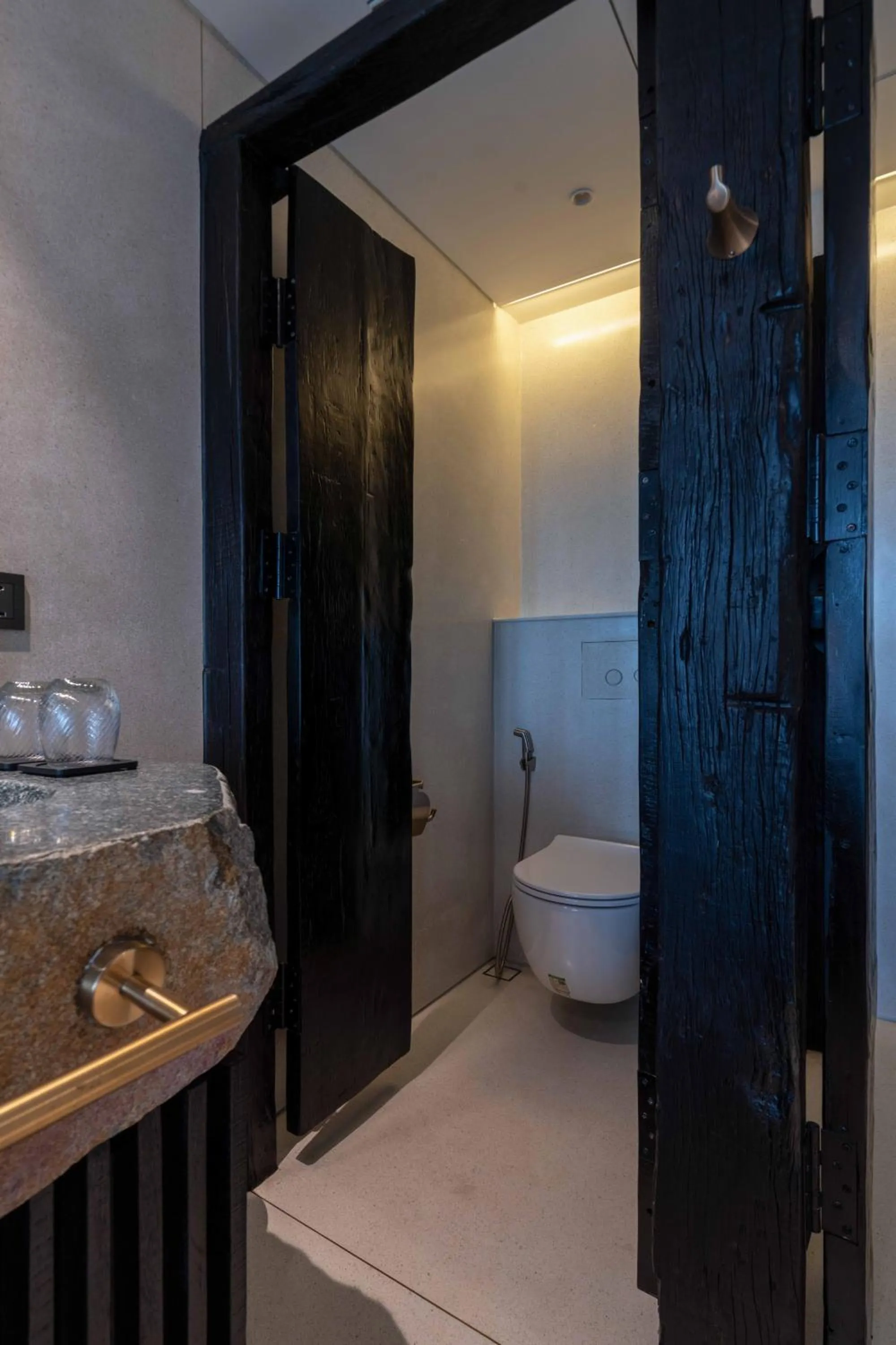 Shower in Hôtel de Soie