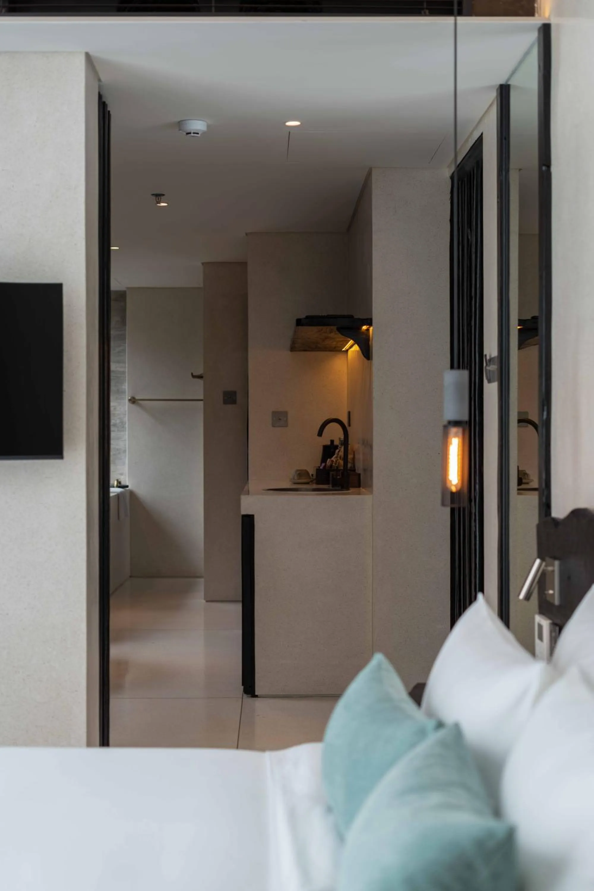 Bedroom, Bed in Hôtel de Soie