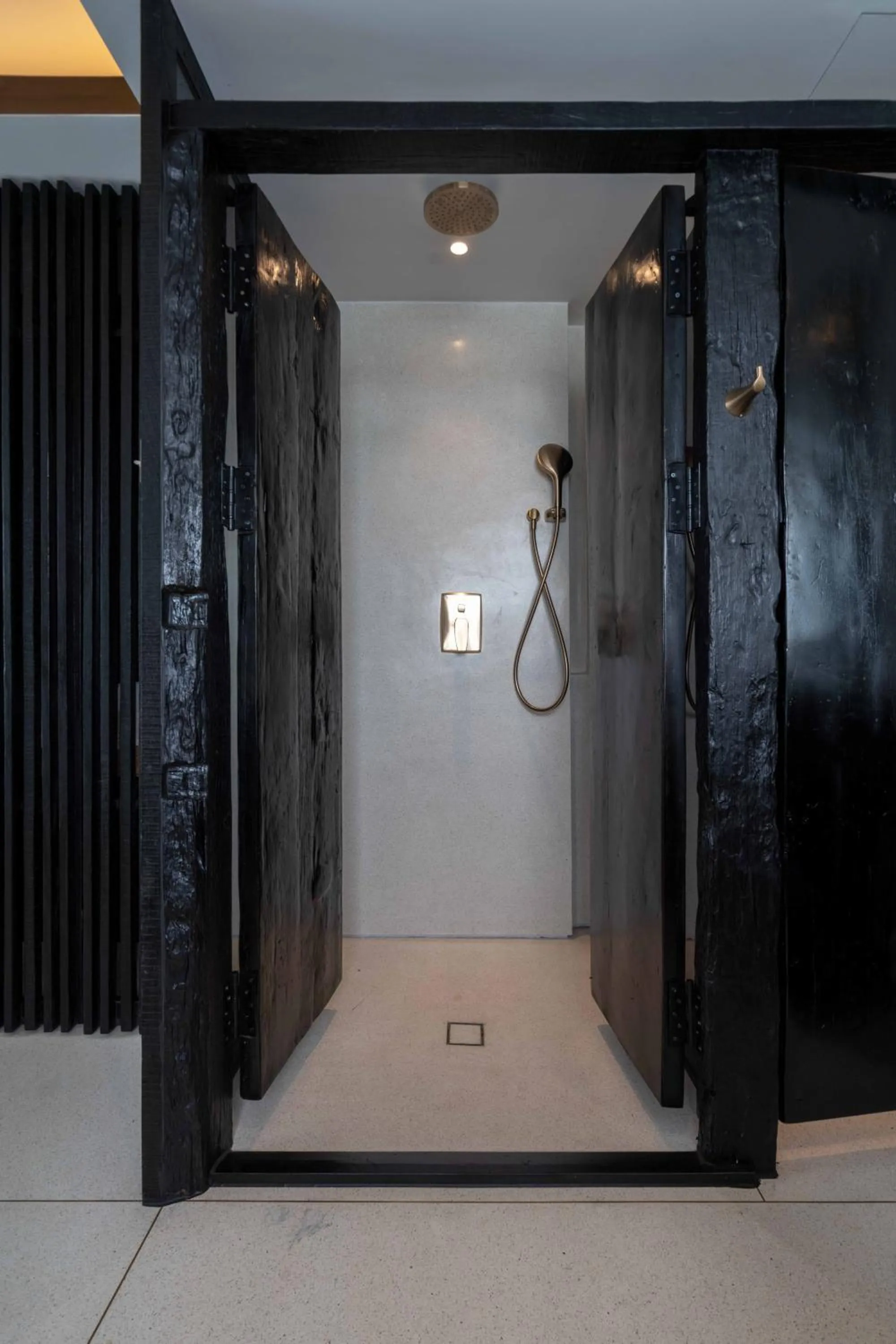 Shower in Hôtel de Soie