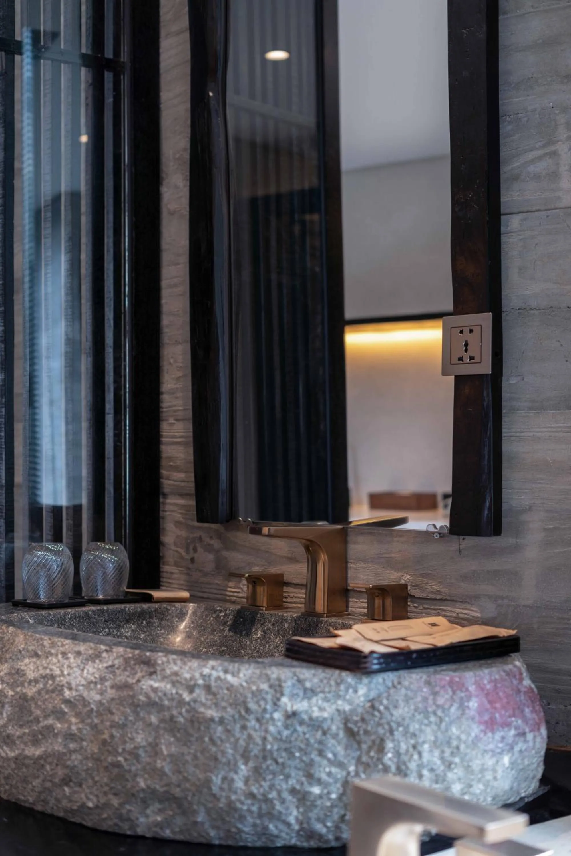 Shower in Hôtel de Soie