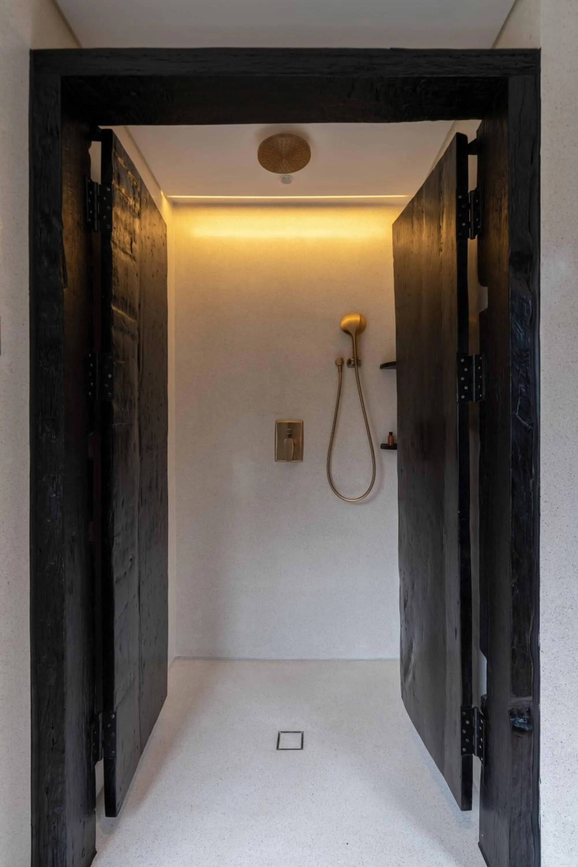 Shower in Hôtel de Soie