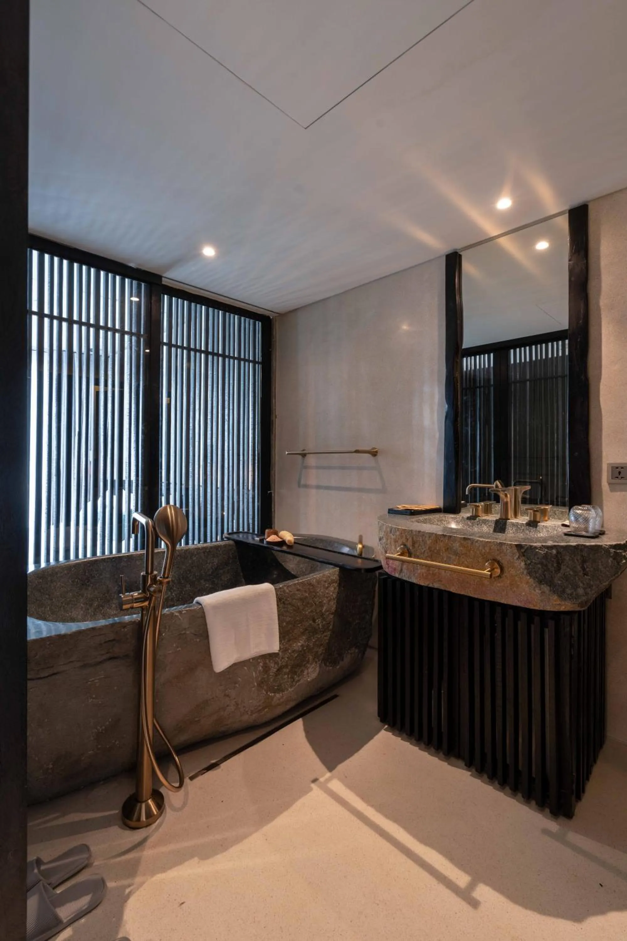 Shower in Hôtel de Soie