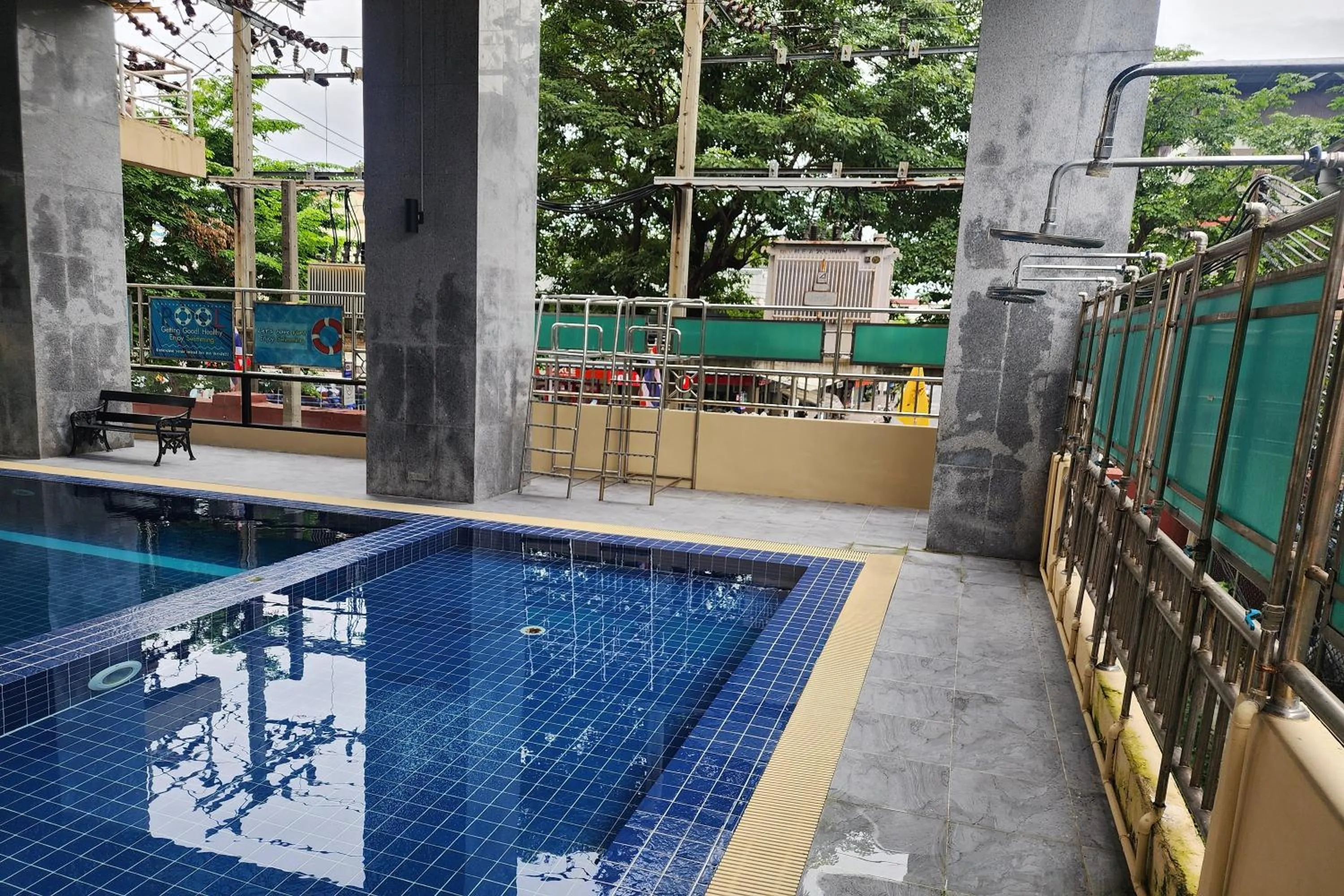 Swimming pool in Suan Sunandha Palace Hotel