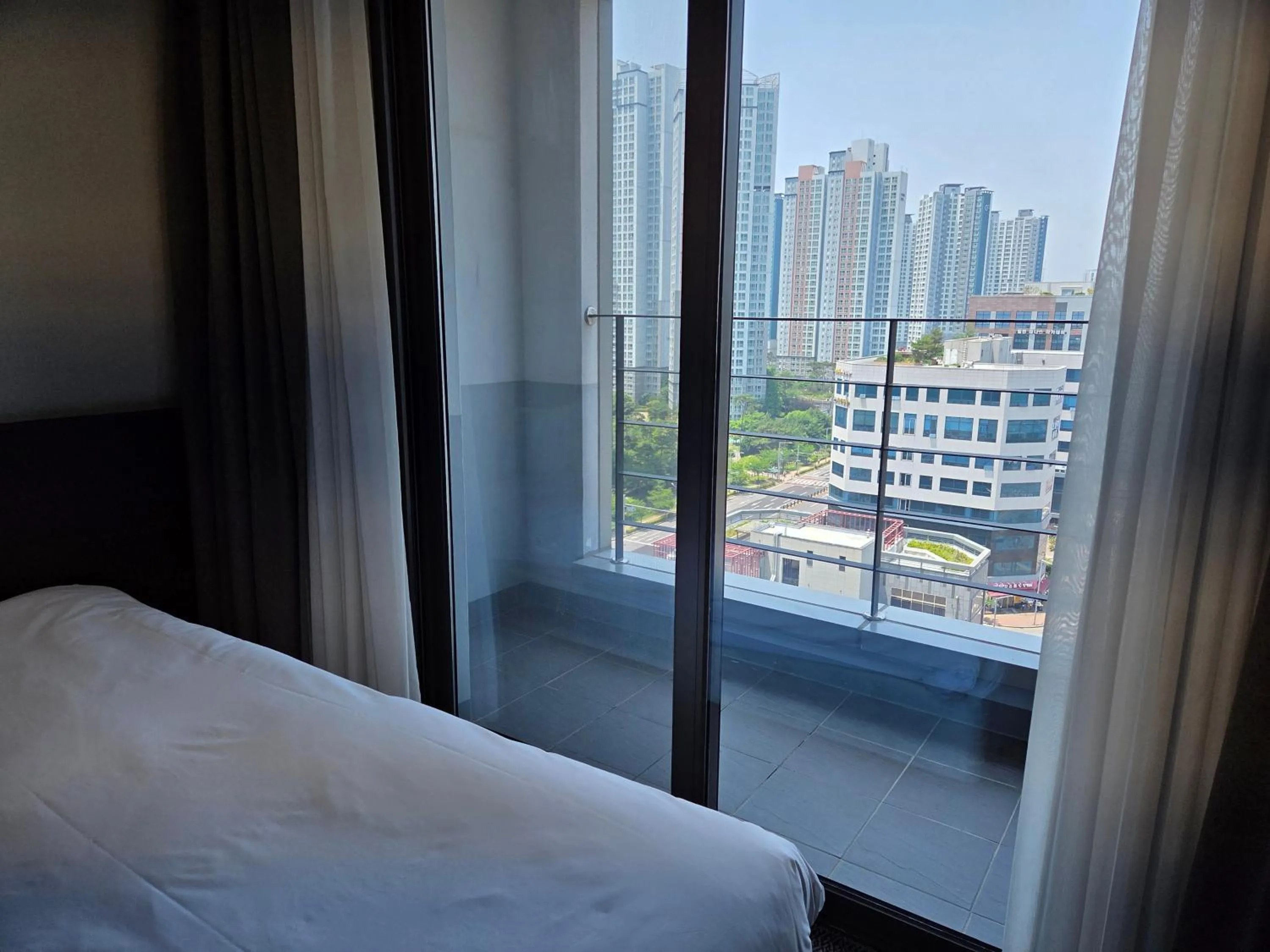 Balcony/Terrace, Bed in Riviera Hotel Yeongjong