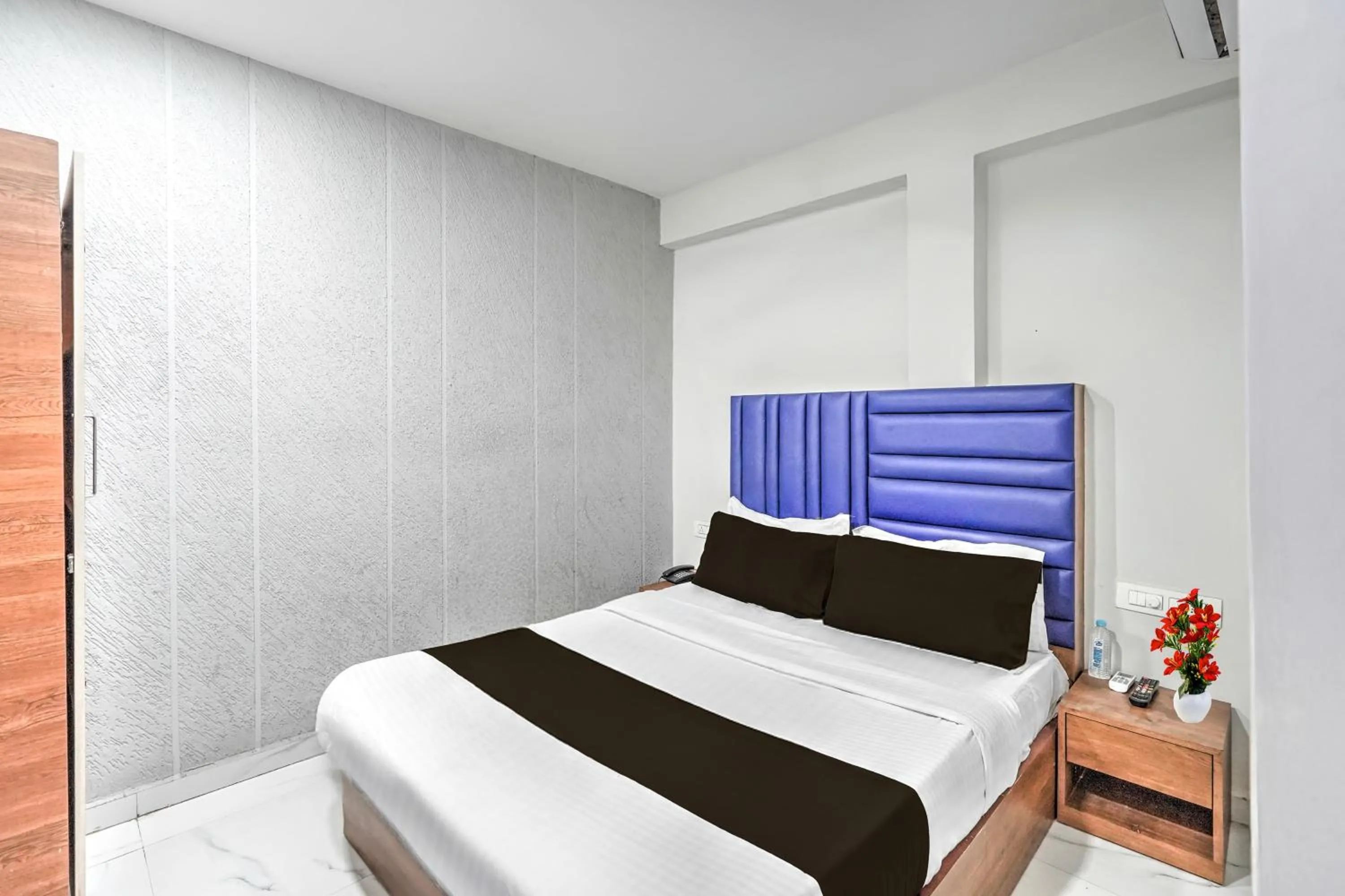 Bedroom in Hotel O Sneh Rashmi Botanical Garden Surat Formerly Stadium Plaza