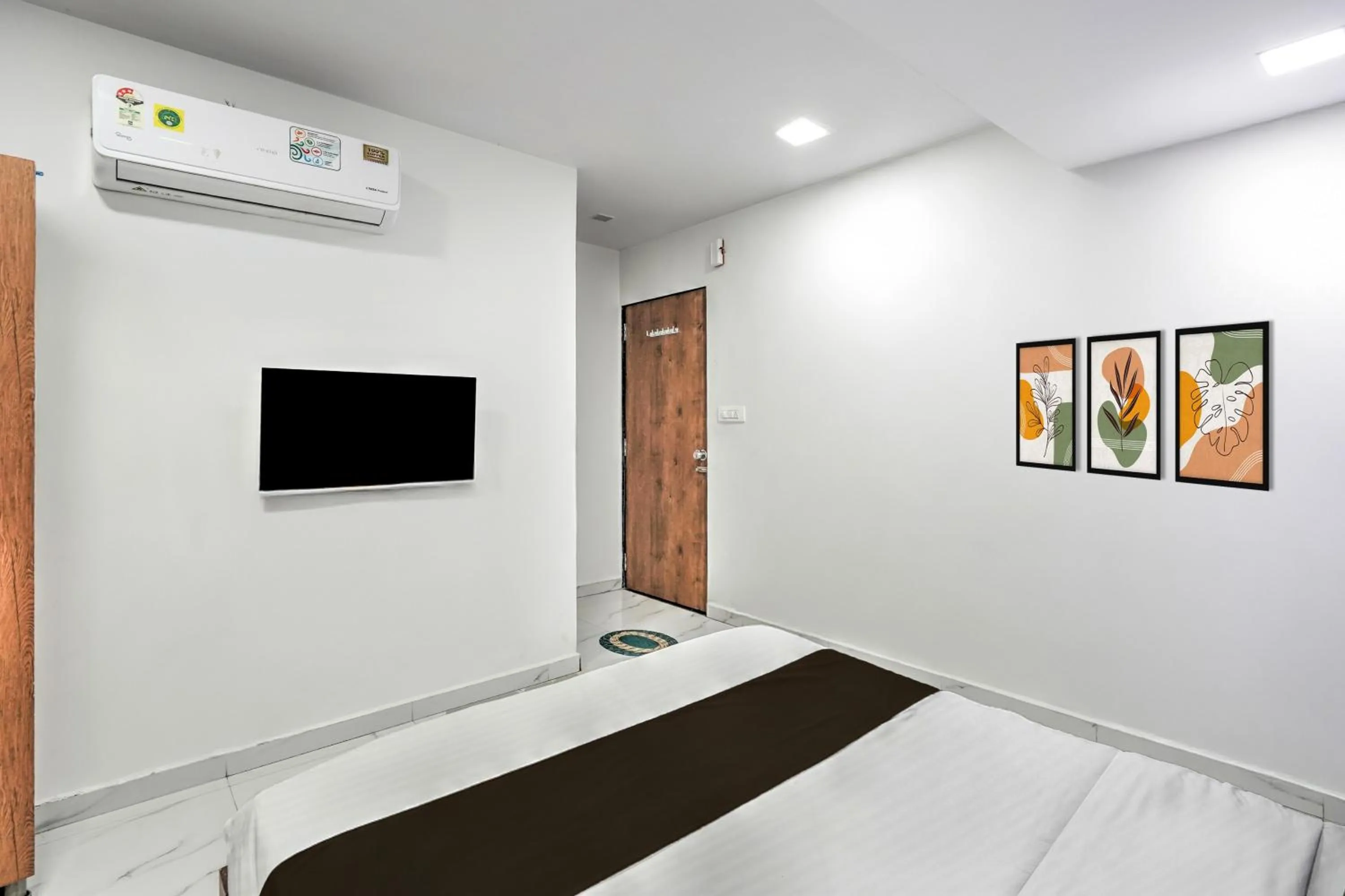 Bedroom in Hotel O Sneh Rashmi Botanical Garden Surat Formerly Stadium Plaza