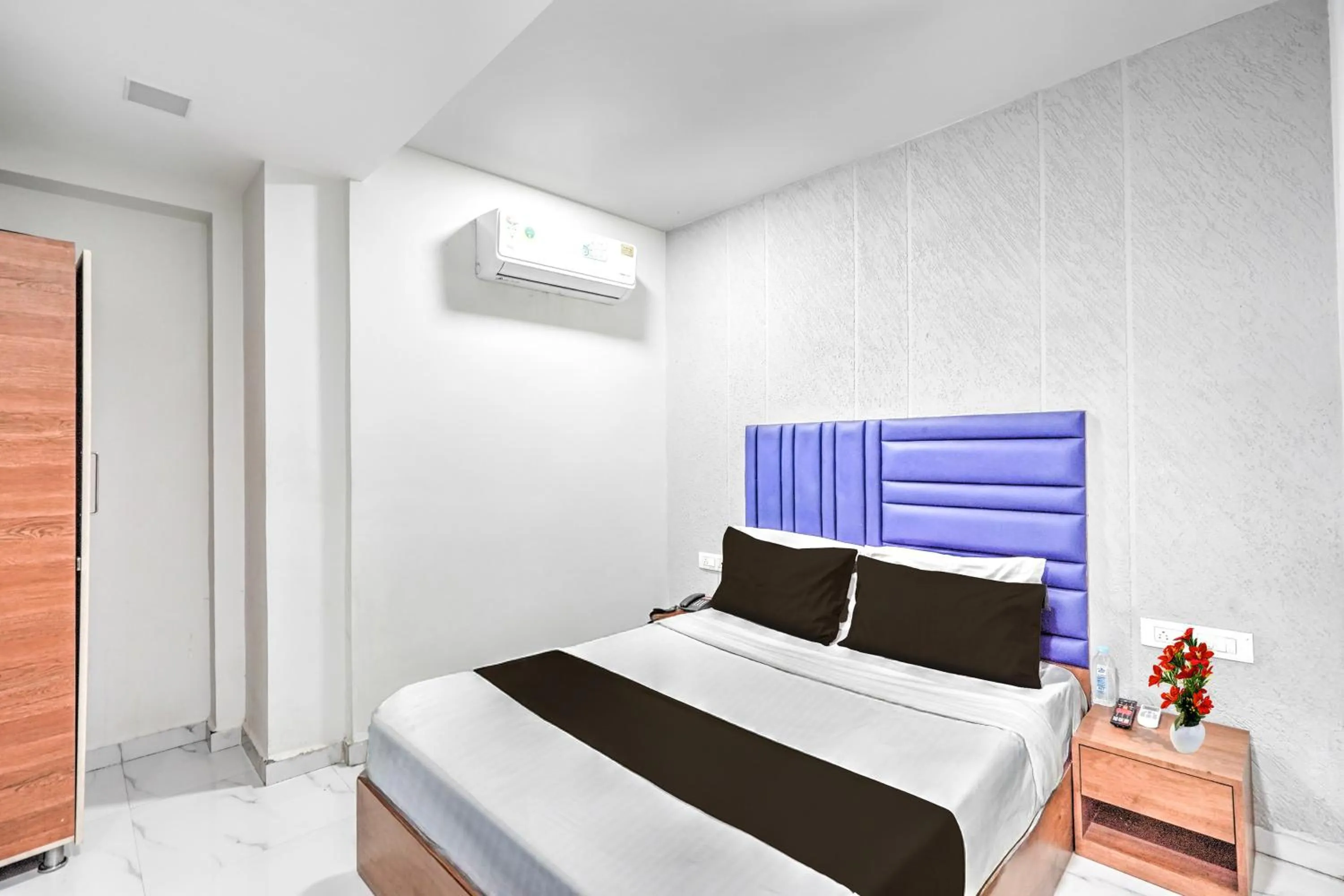 Bedroom in Hotel O Sneh Rashmi Botanical Garden Surat Formerly Stadium Plaza