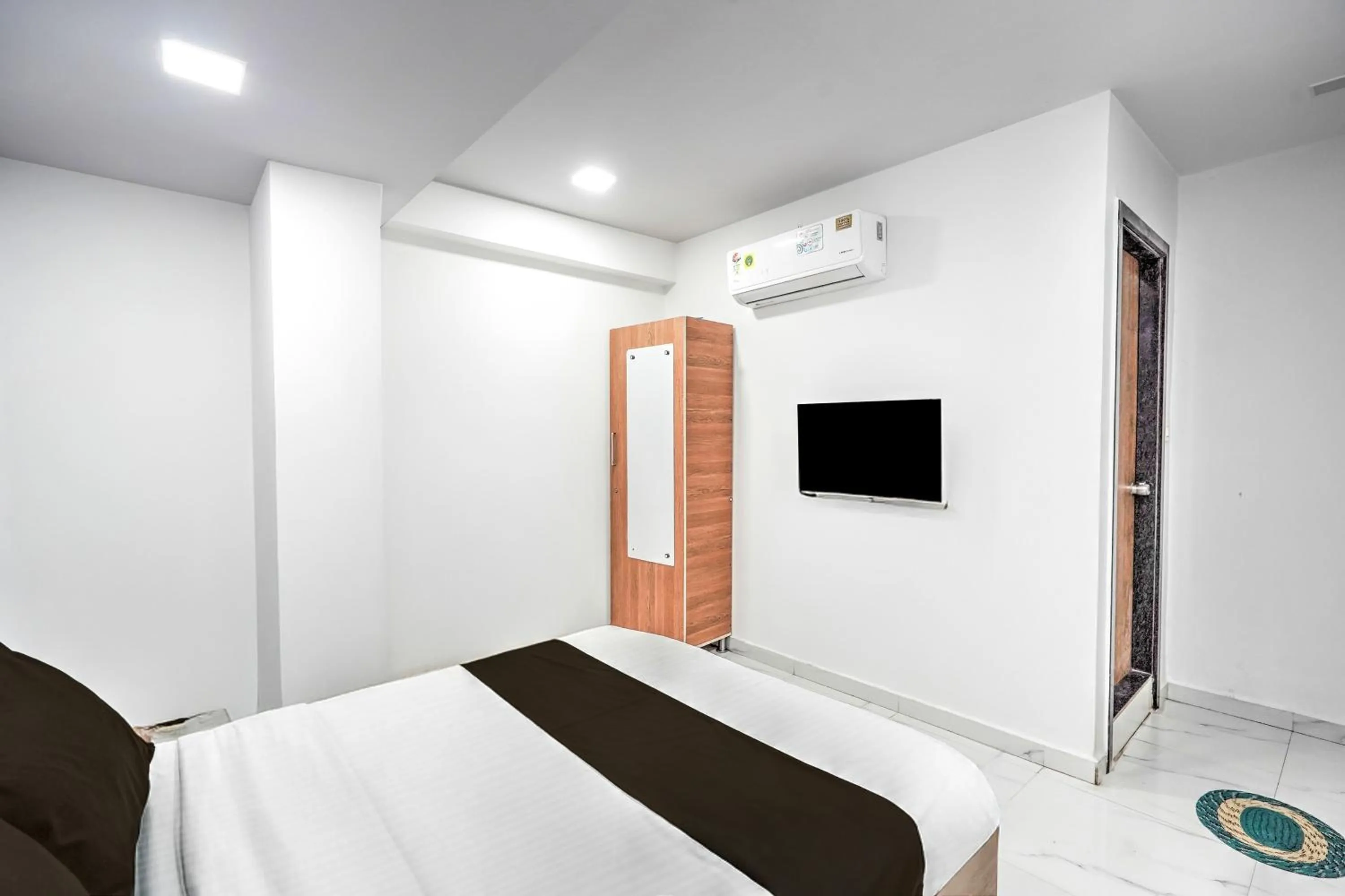 Bedroom in Hotel O Sneh Rashmi Botanical Garden Surat Formerly Stadium Plaza