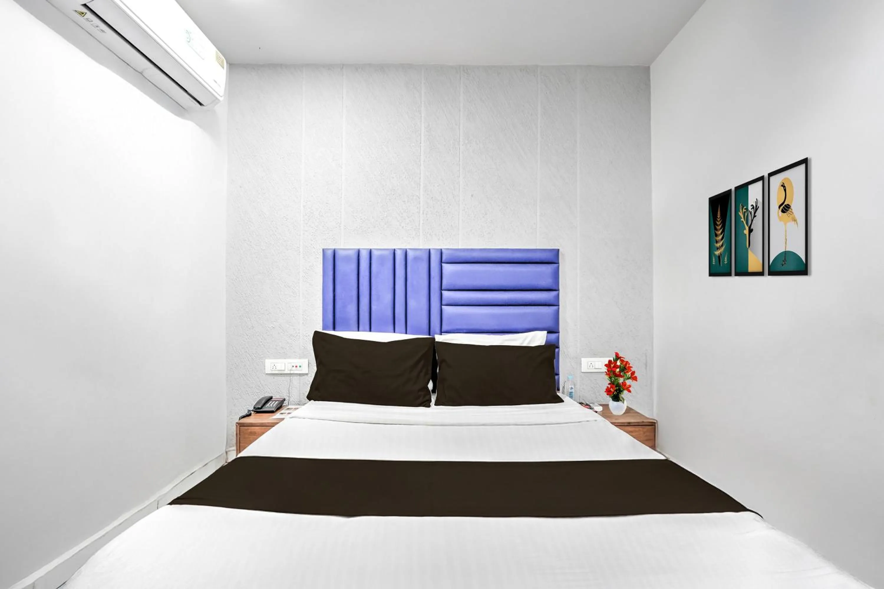 Bedroom in Hotel O Sneh Rashmi Botanical Garden Surat Formerly Stadium Plaza