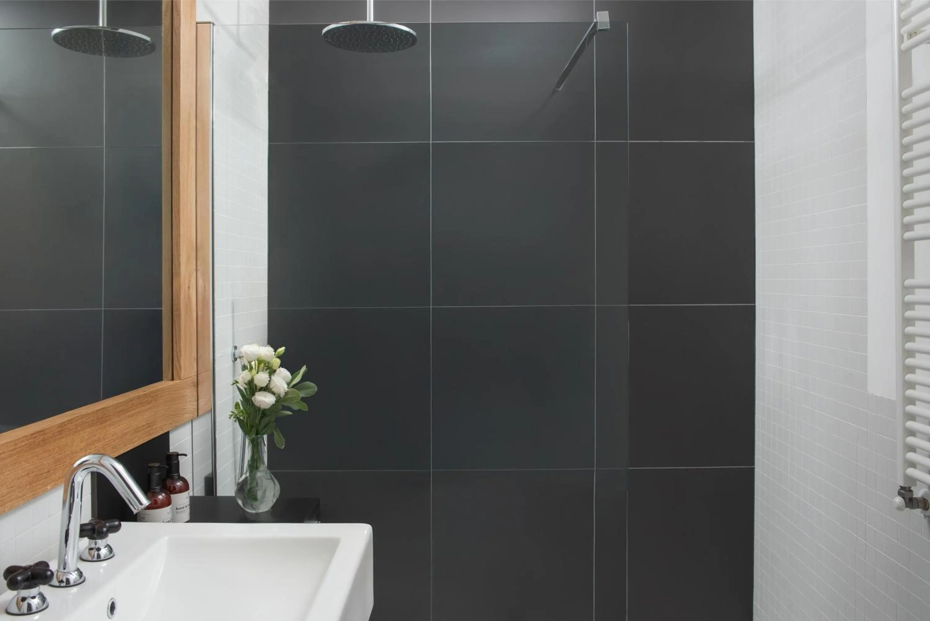 Bathroom in NH Collection Alagna Mirtillo Rosso