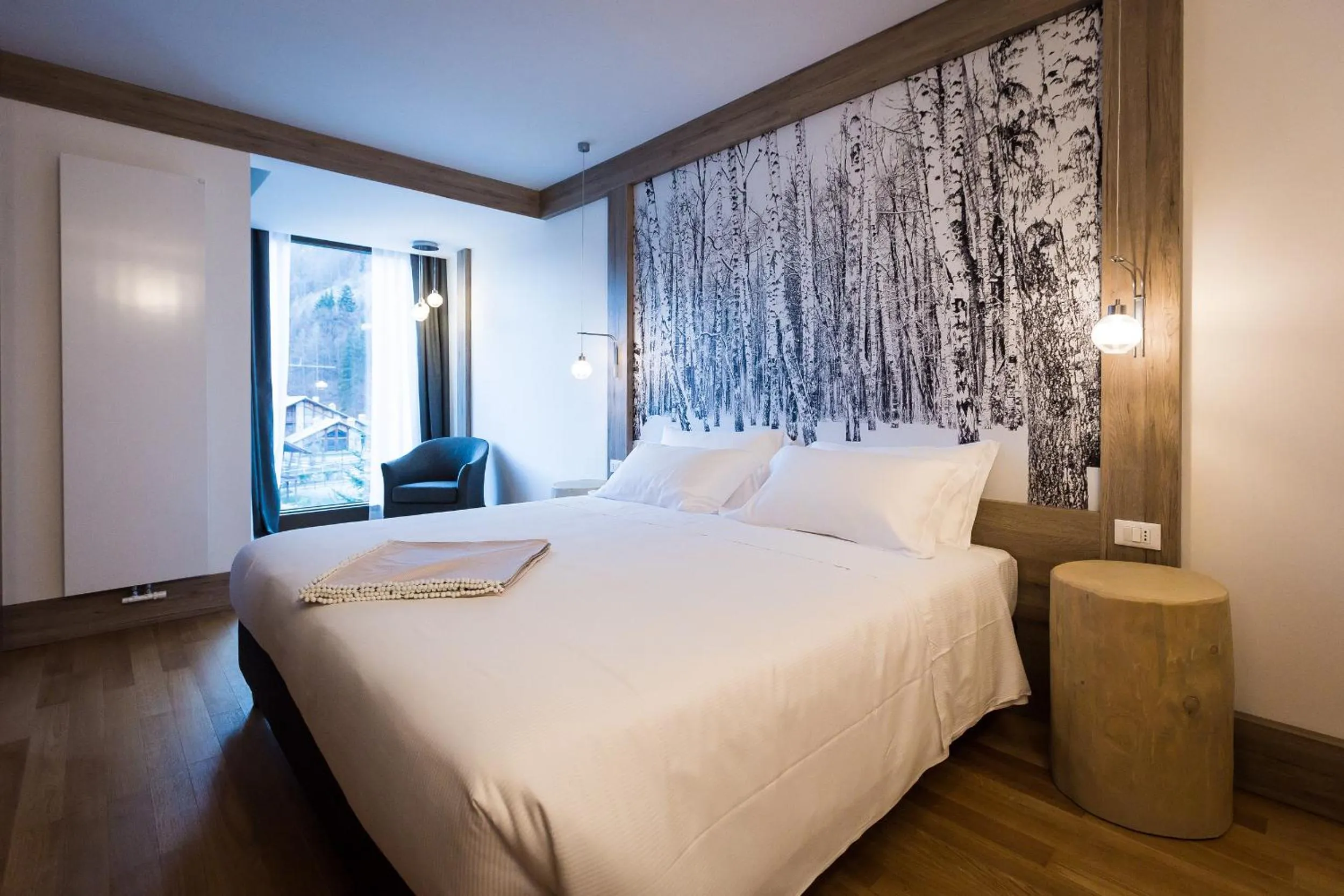 Photo of the whole room, Bed in NH Collection Alagna Mirtillo Rosso