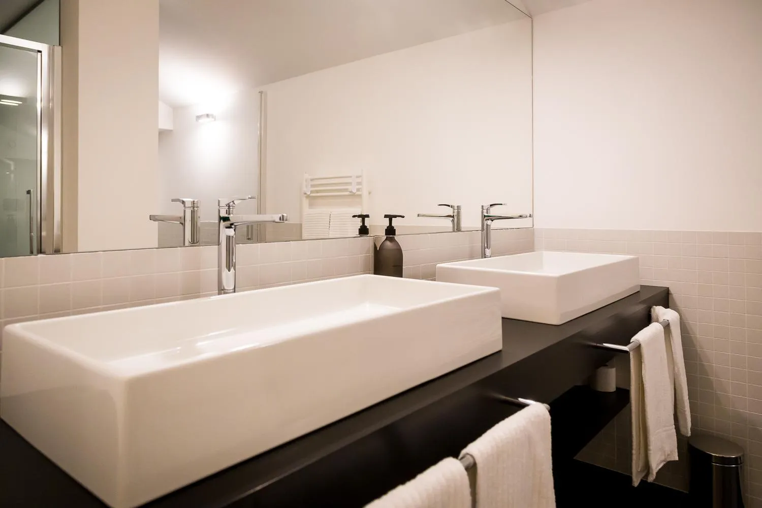 Bathroom in NH Collection Alagna Mirtillo Rosso