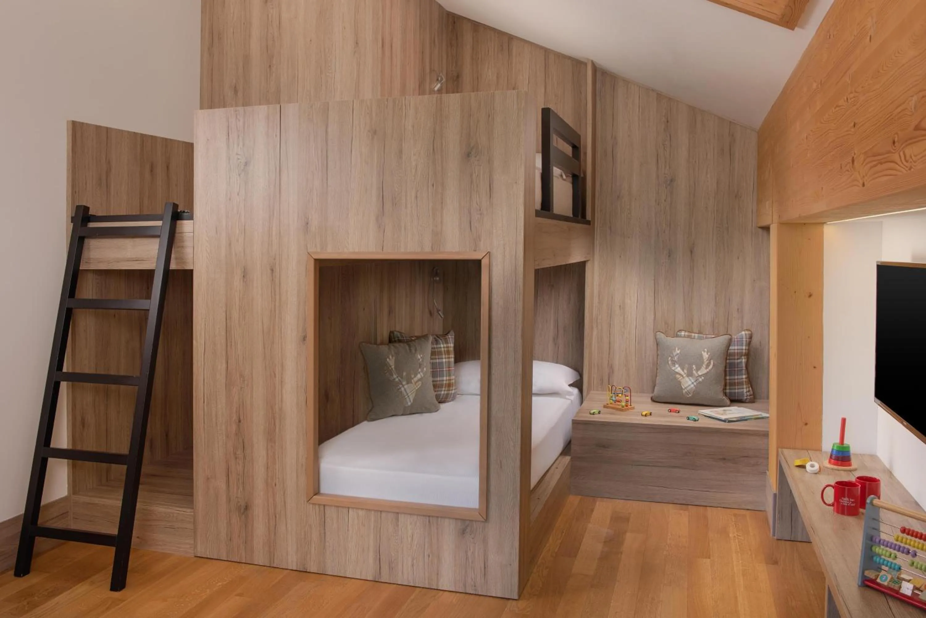 Bedroom, Bed in NH Collection Alagna Mirtillo Rosso