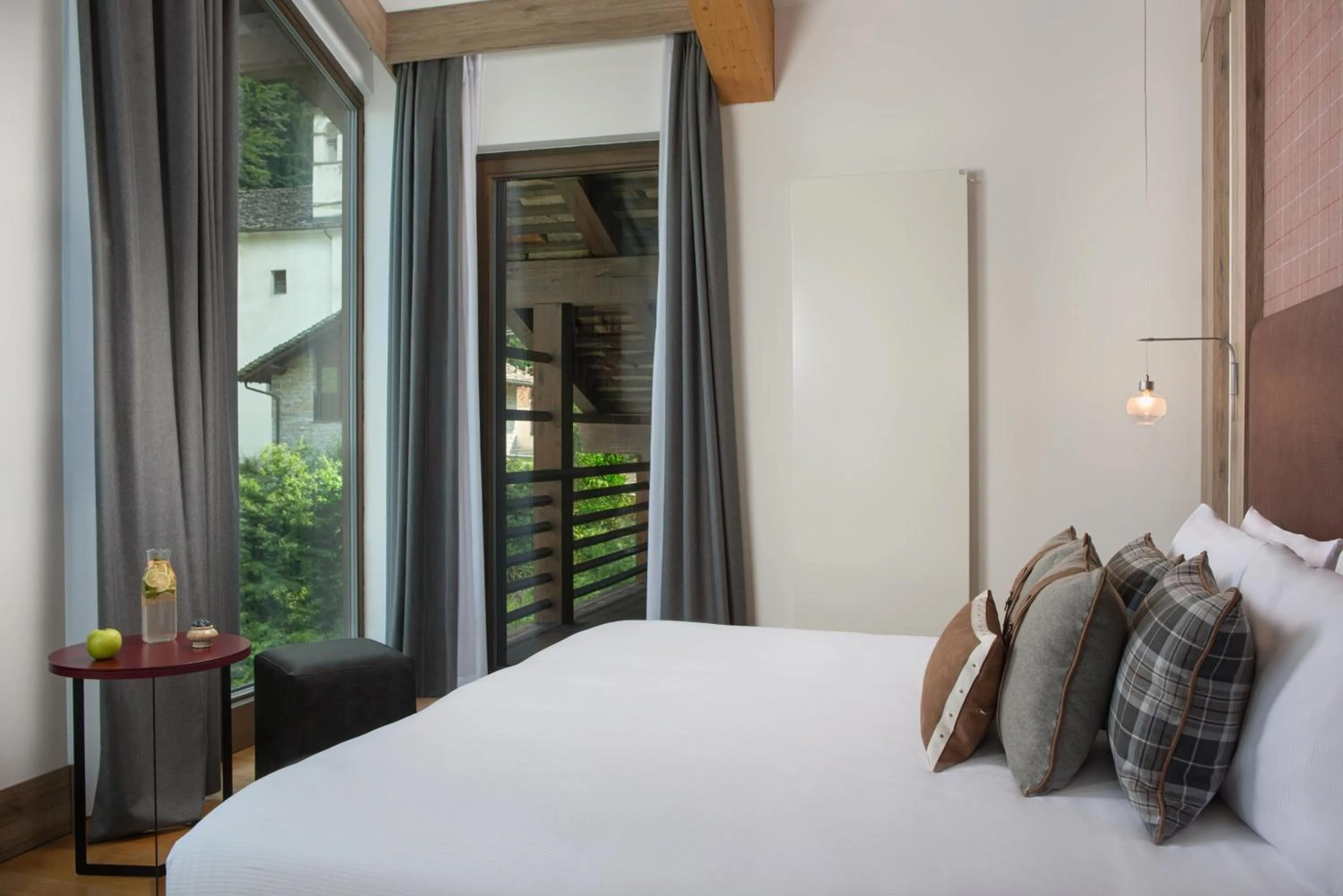 Bedroom, Bed in NH Collection Alagna Mirtillo Rosso