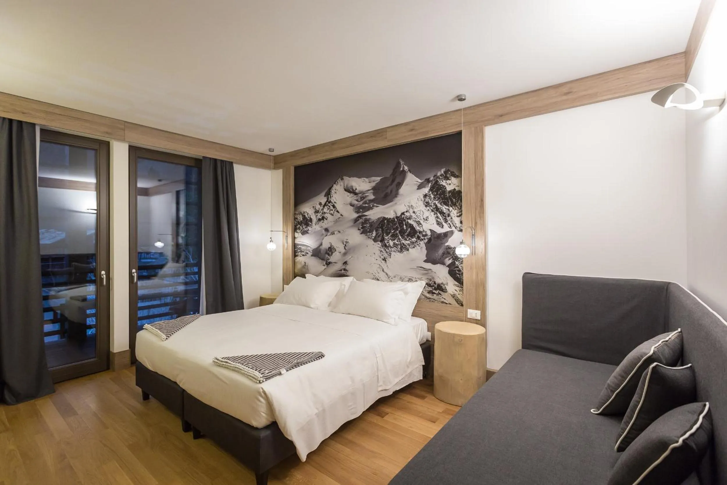 Photo of the whole room, Bed in NH Collection Alagna Mirtillo Rosso