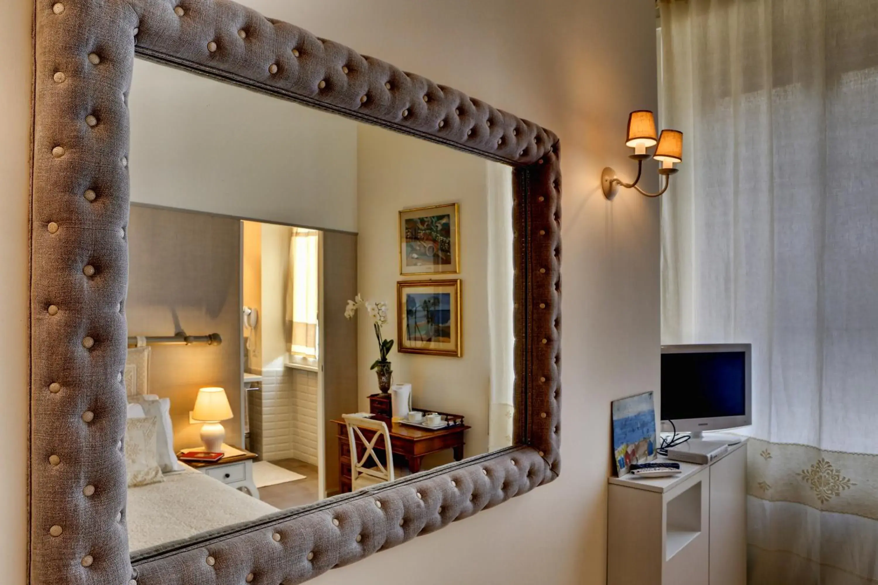 Decorative detail, Bed in Casa Sotgiu Guest House Decorative detail, Bed in Casa Sotgiu Guest House