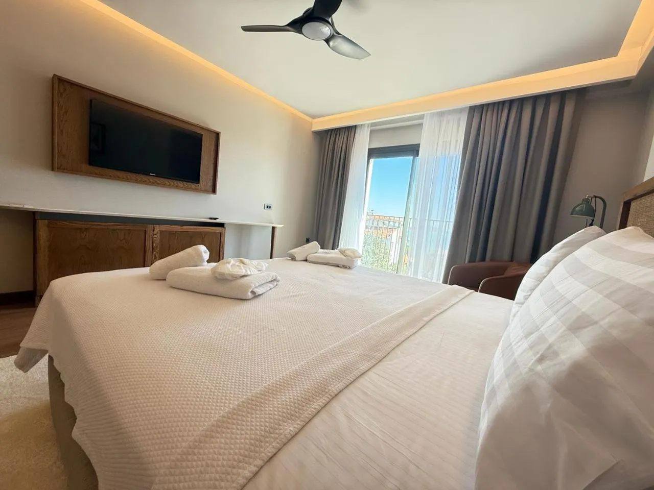 Bed in Cunda Kızılca Deluxe Hotel & SPA