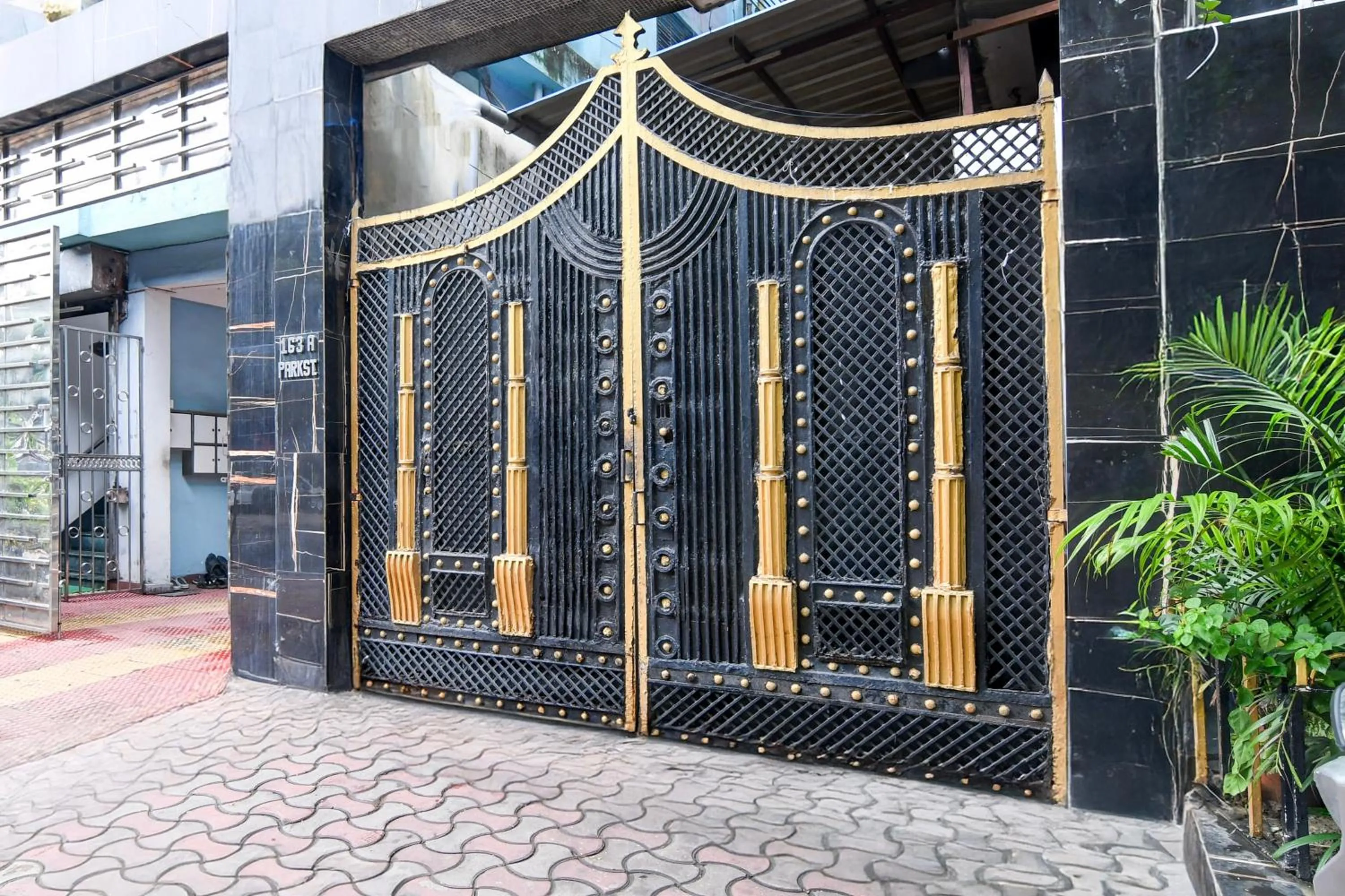 Facade/entrance in Super Townhouse Parkstreet Formerly Hotel Royal Garden